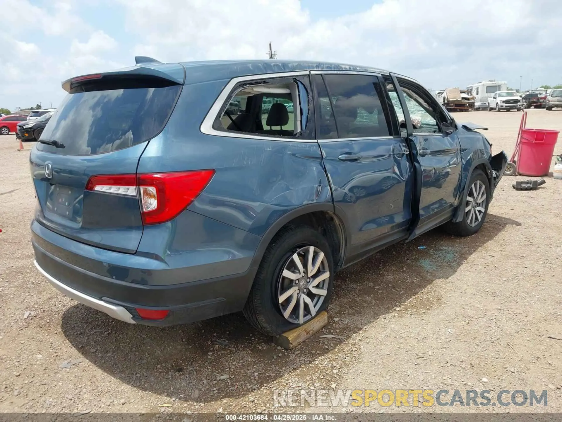 4 Photograph of a damaged car 5FNYF5H30MB040969 HONDA PILOT 2021
