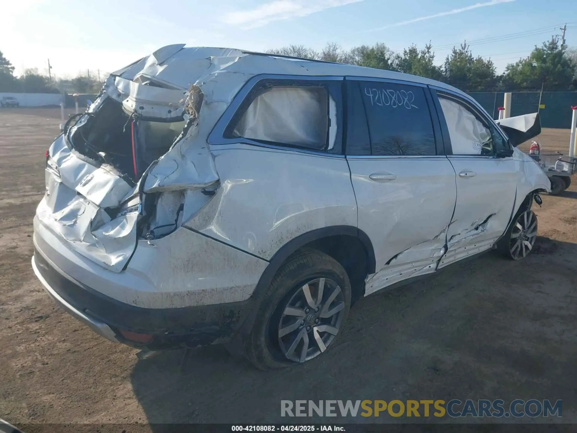 4 Photograph of a damaged car 5FNYF5H37MB020637 HONDA PILOT 2021