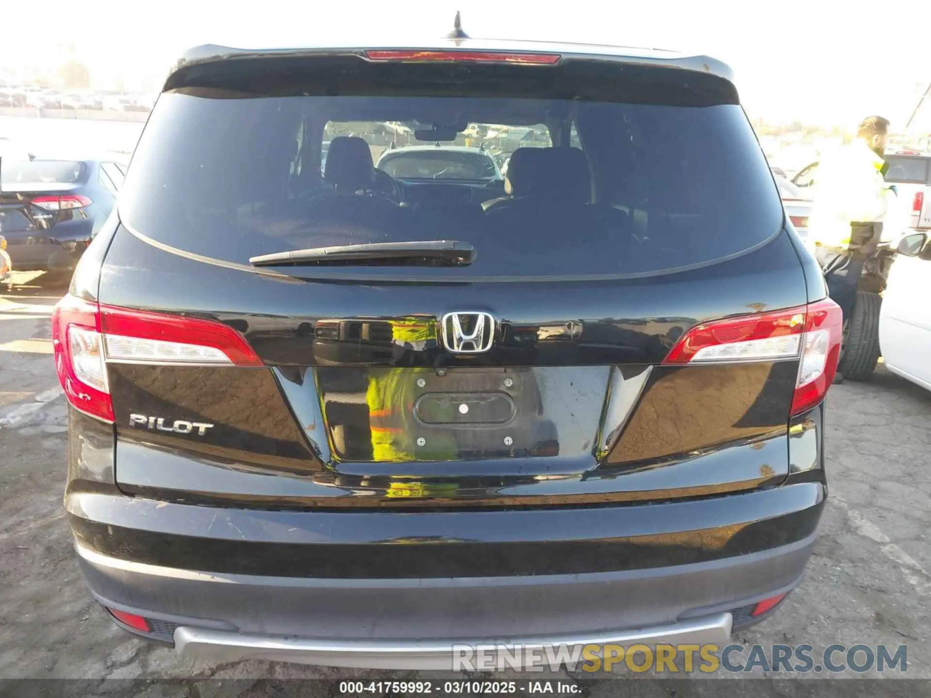 17 Photograph of a damaged car 5FNYF5H51MB004516 HONDA PILOT 2021