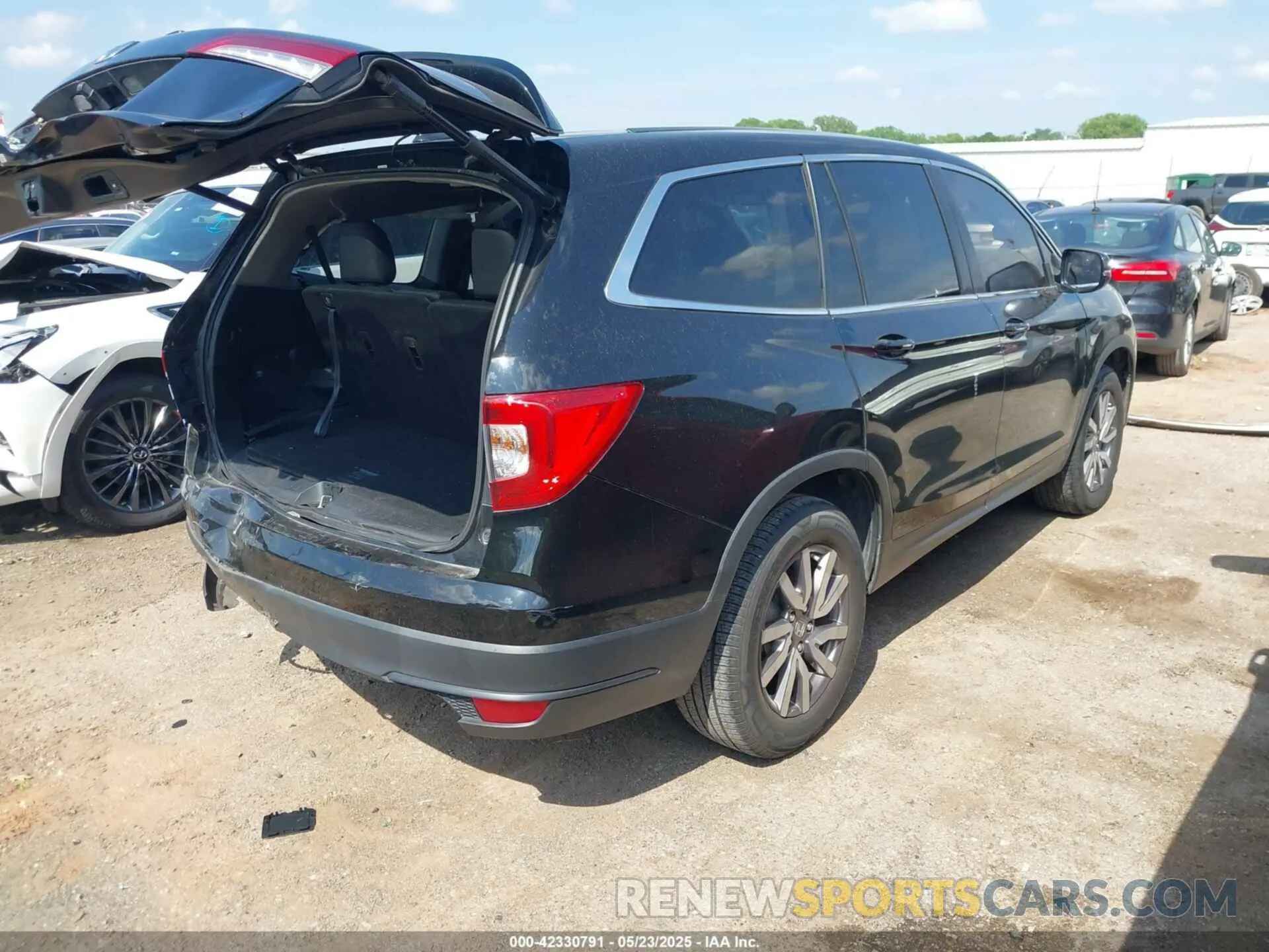 4 Photograph of a damaged car 5FNYF5H52MB009644 HONDA PILOT 2021