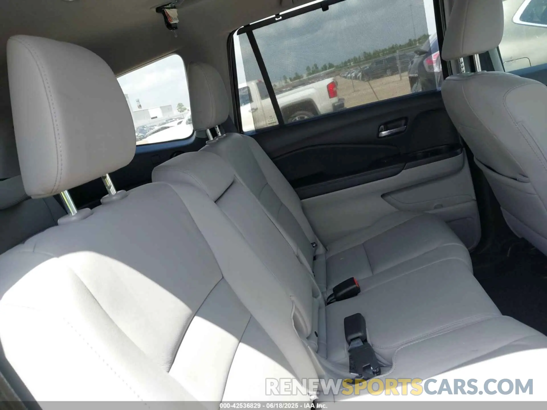 8 Photograph of a damaged car 5FNYF5H55MB004194 HONDA PILOT 2021