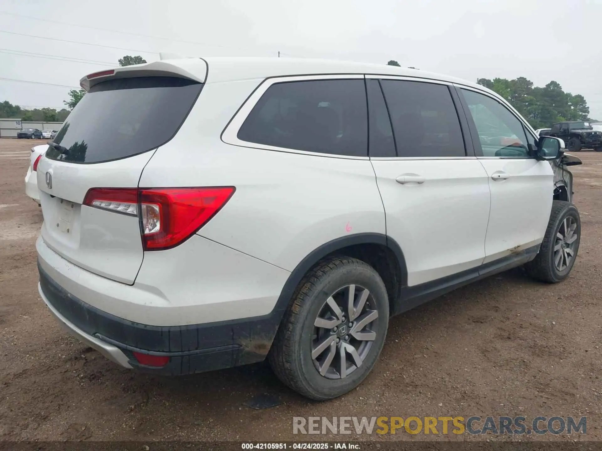 4 Photograph of a damaged car 5FNYF5H55MB028821 HONDA PILOT 2021