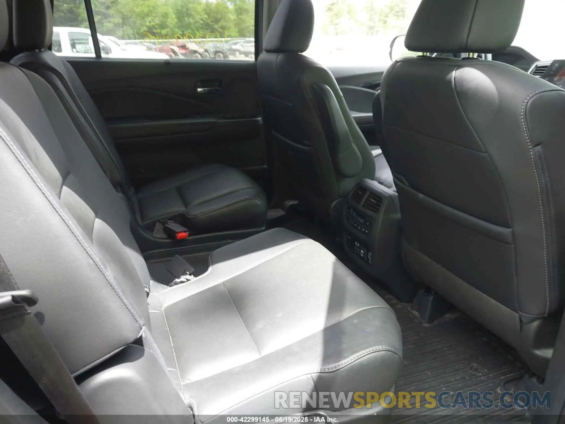 8 Photograph of a damaged car 5FNYF6H69MB005833 HONDA PILOT 2021