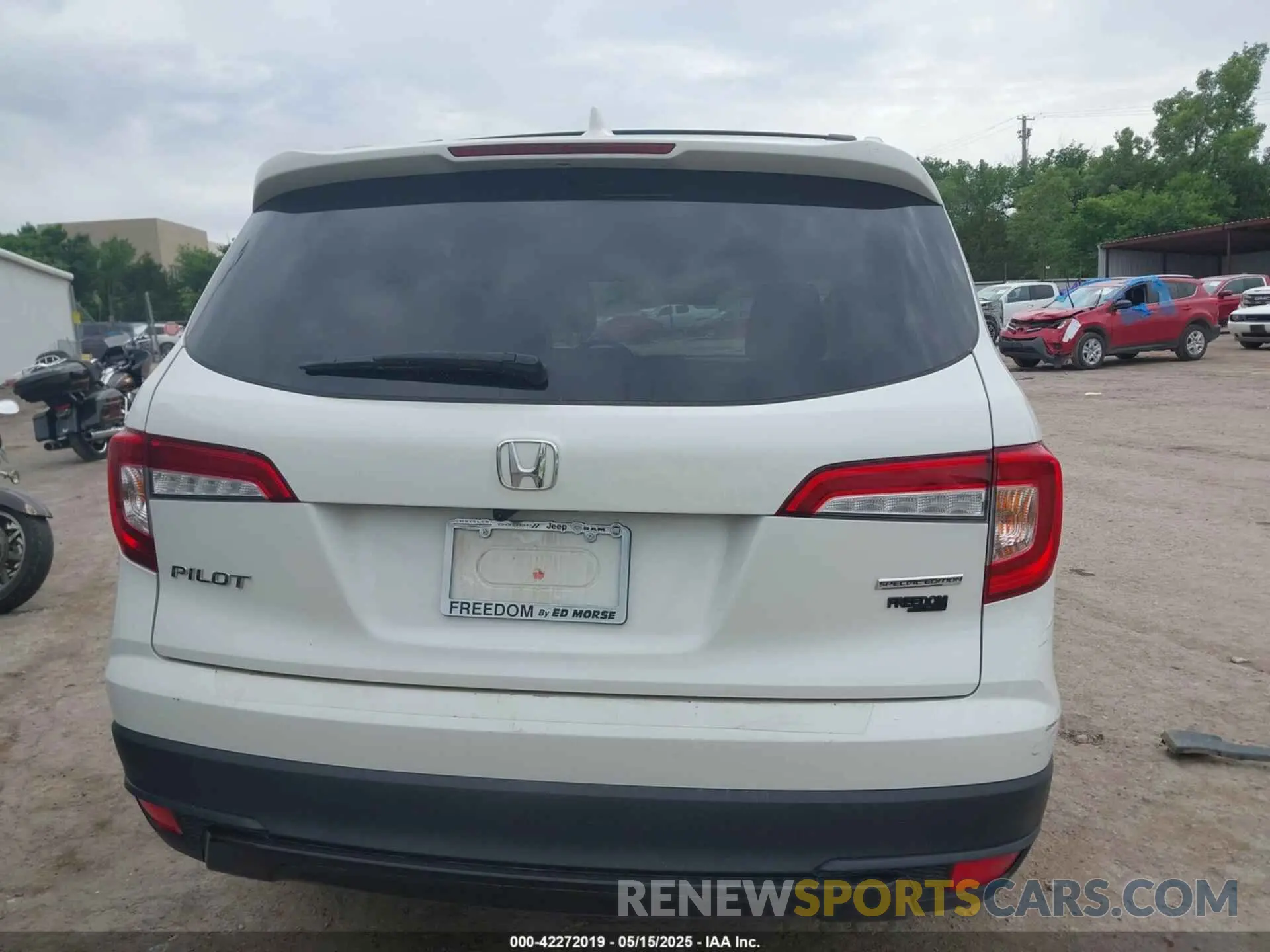 17 Photograph of a damaged car 5FNYF5H28NB018579 HONDA PILOT 2022