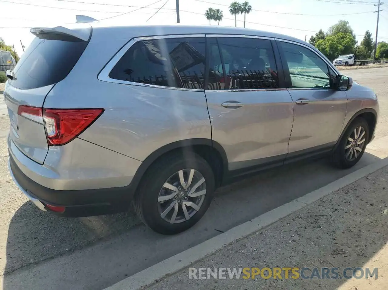 4 Photograph of a damaged car 5FNYF5H51NB036965 HONDA PILOT 2022