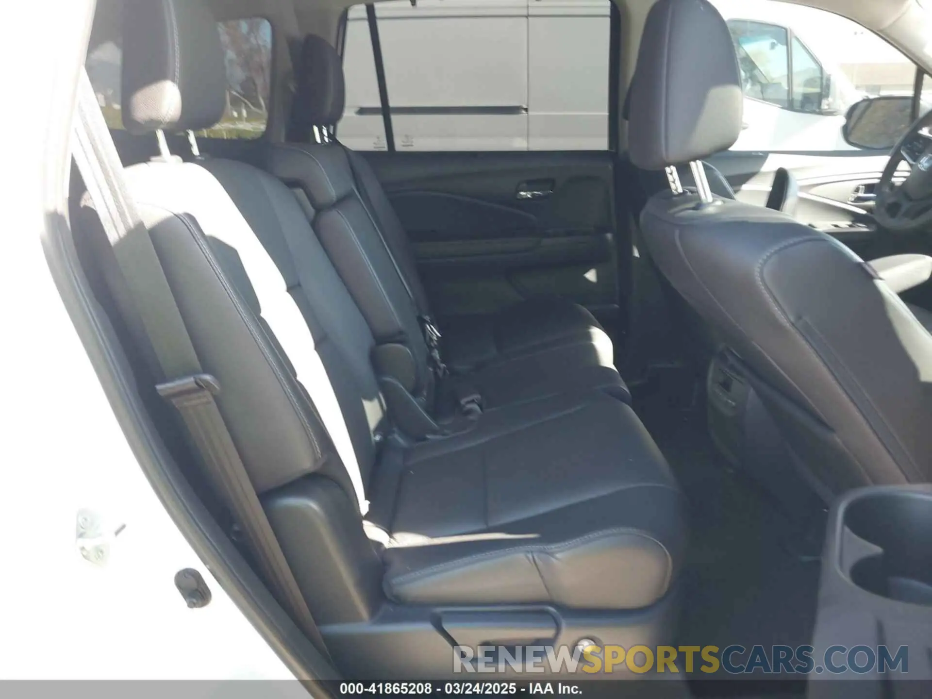 8 Photograph of a damaged car 5FNYF5H52NB009628 HONDA PILOT 2022