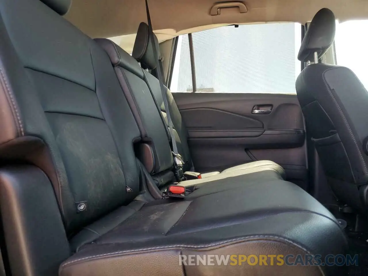 11 Photograph of a damaged car 5FNYF5H56NB014864 HONDA PILOT 2022