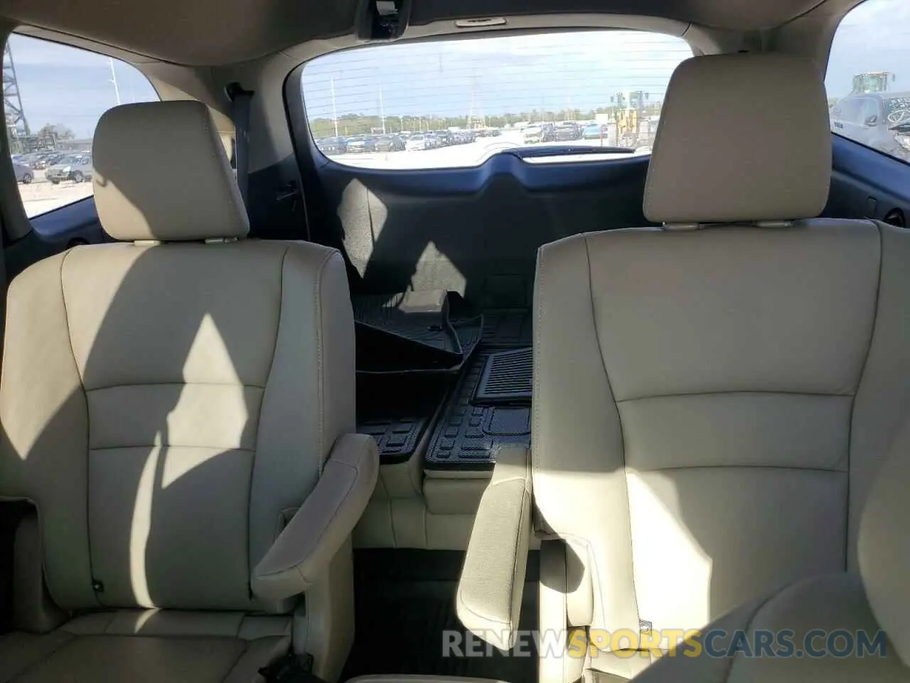 10 Photograph of a damaged car 5FNYF5H65NB011768 HONDA PILOT 2022