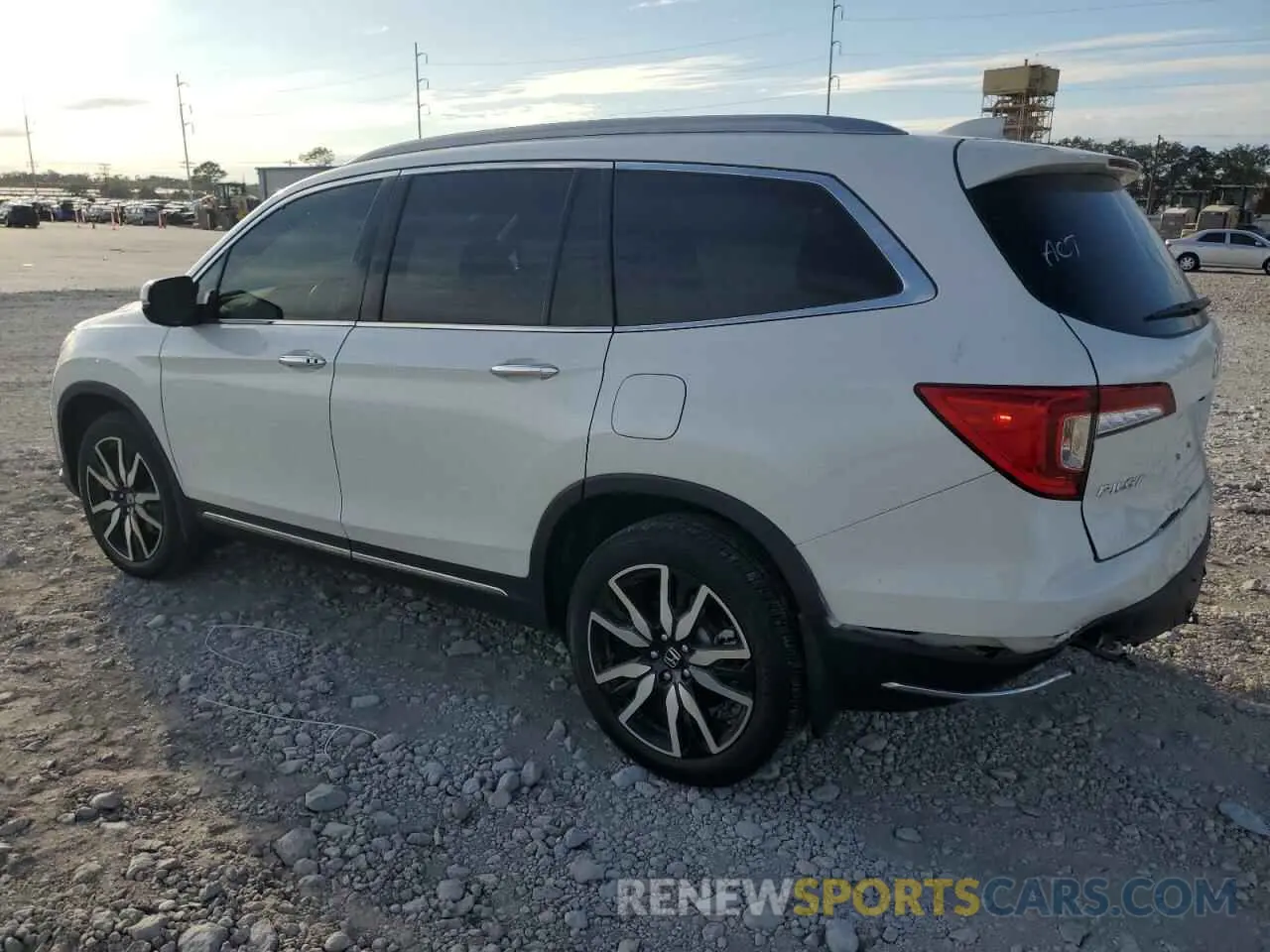 2 Photograph of a damaged car 5FNYF5H65NB011768 HONDA PILOT 2022