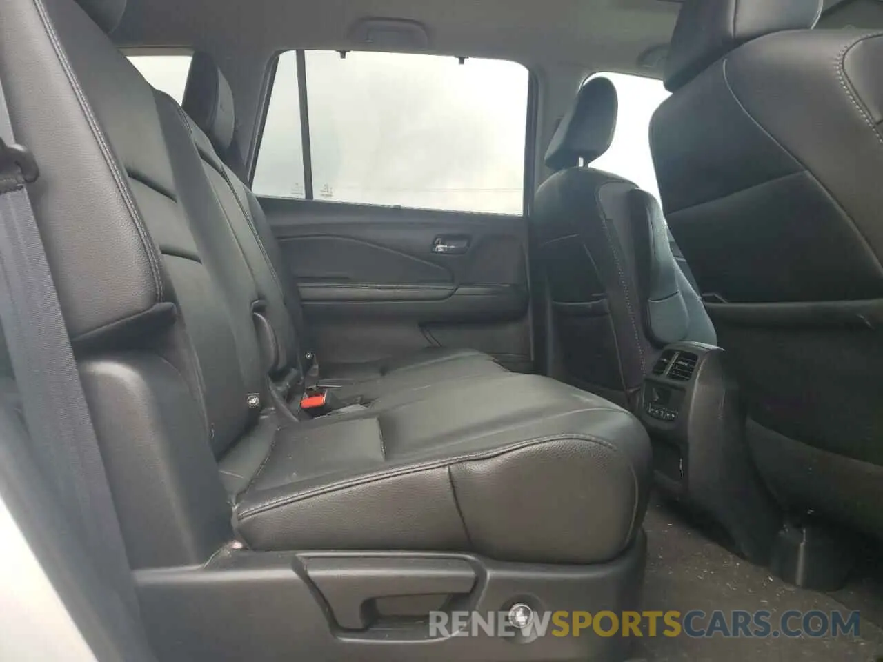 11 Photograph of a damaged car 5FNYF6H20NB003323 HONDA PILOT 2022
