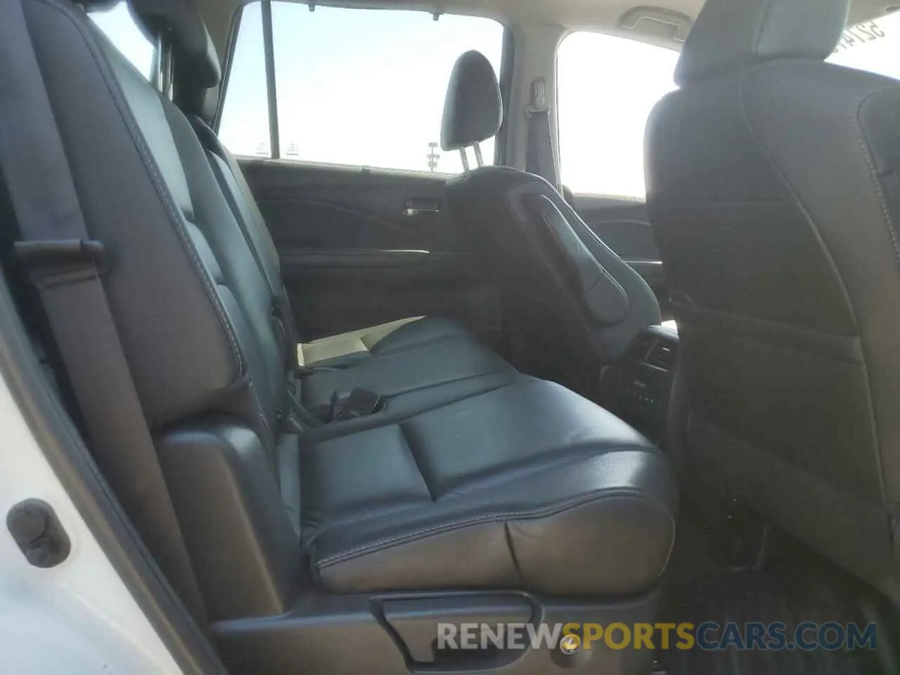 11 Photograph of a damaged car 5FNYF6H20NB076157 HONDA PILOT 2022
