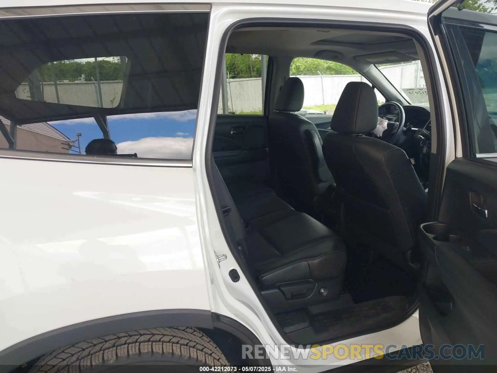 8 Photograph of a damaged car 5FNYF6H59NB019885 HONDA PILOT 2022