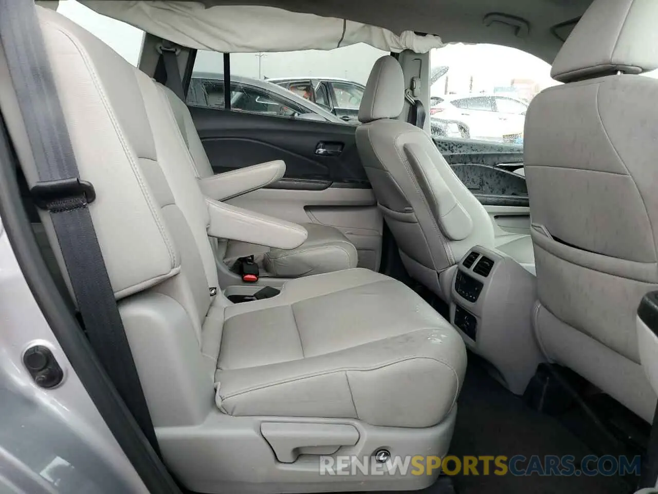 11 Photograph of a damaged car 5FNYF6H69NB019572 HONDA PILOT 2022