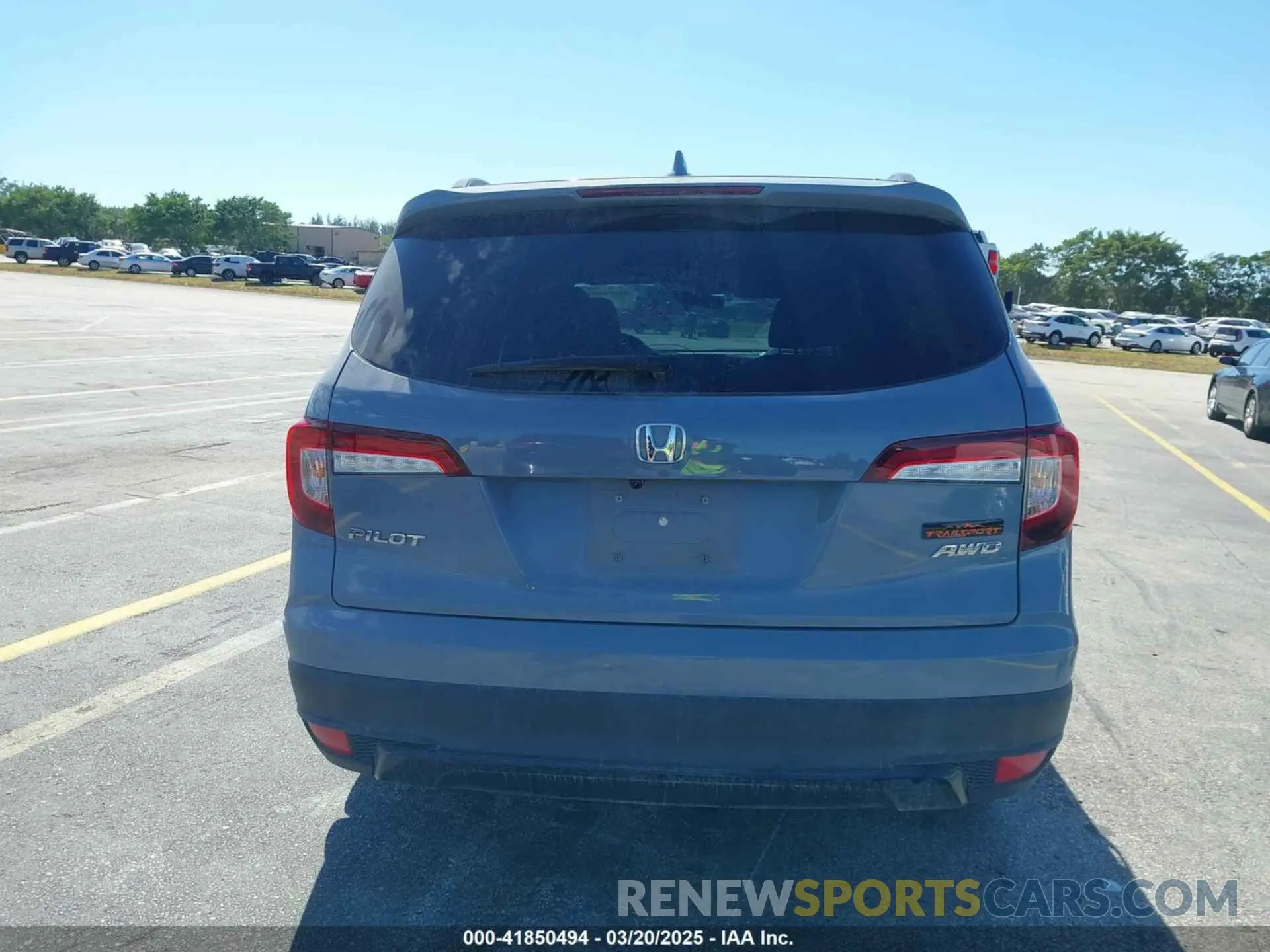 17 Photograph of a damaged car 5FNYF6H88NB060695 HONDA PILOT 2022
