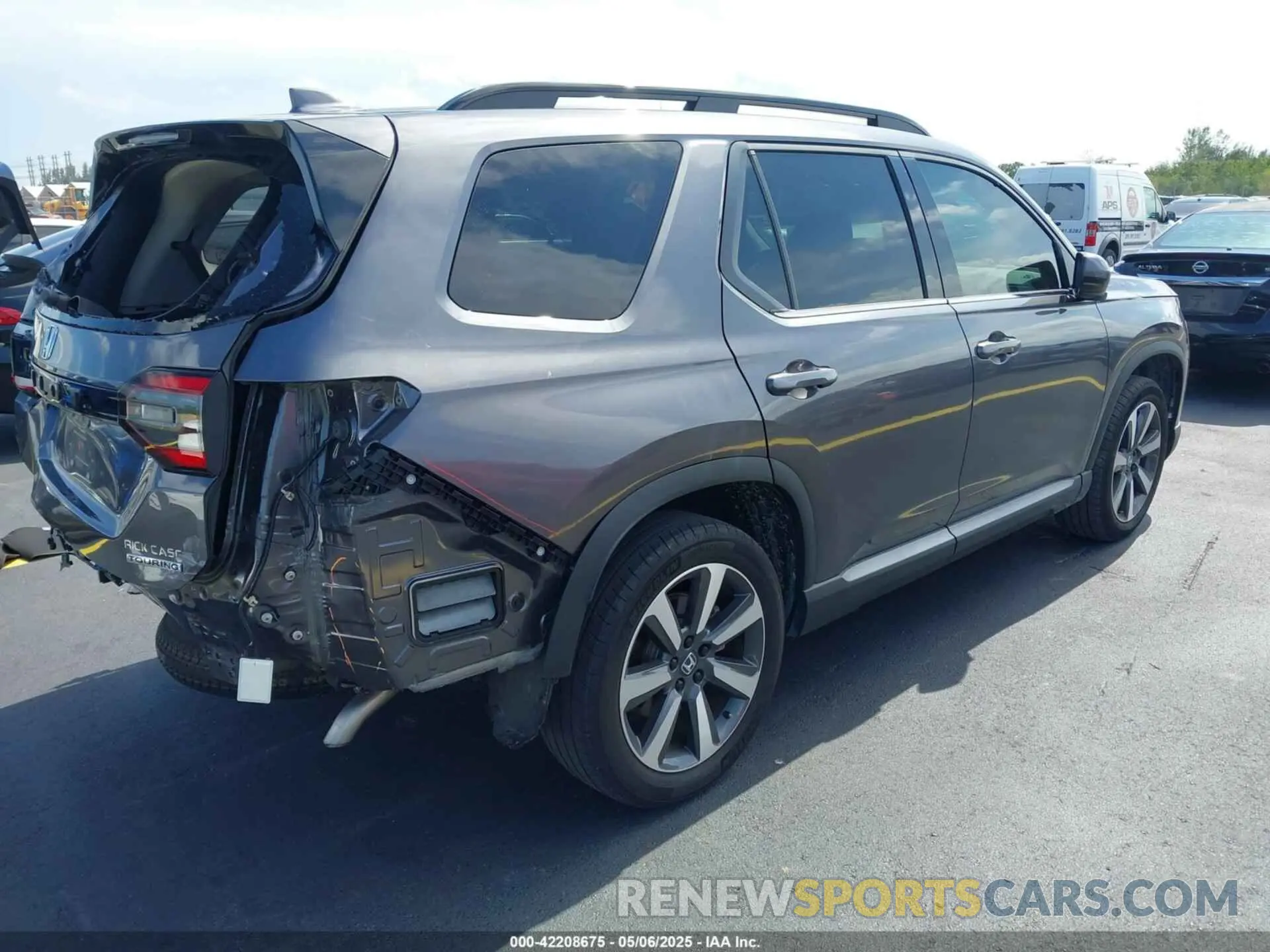 4 Photograph of a damaged car 5FNYG2H71PB012374 HONDA PILOT 2023