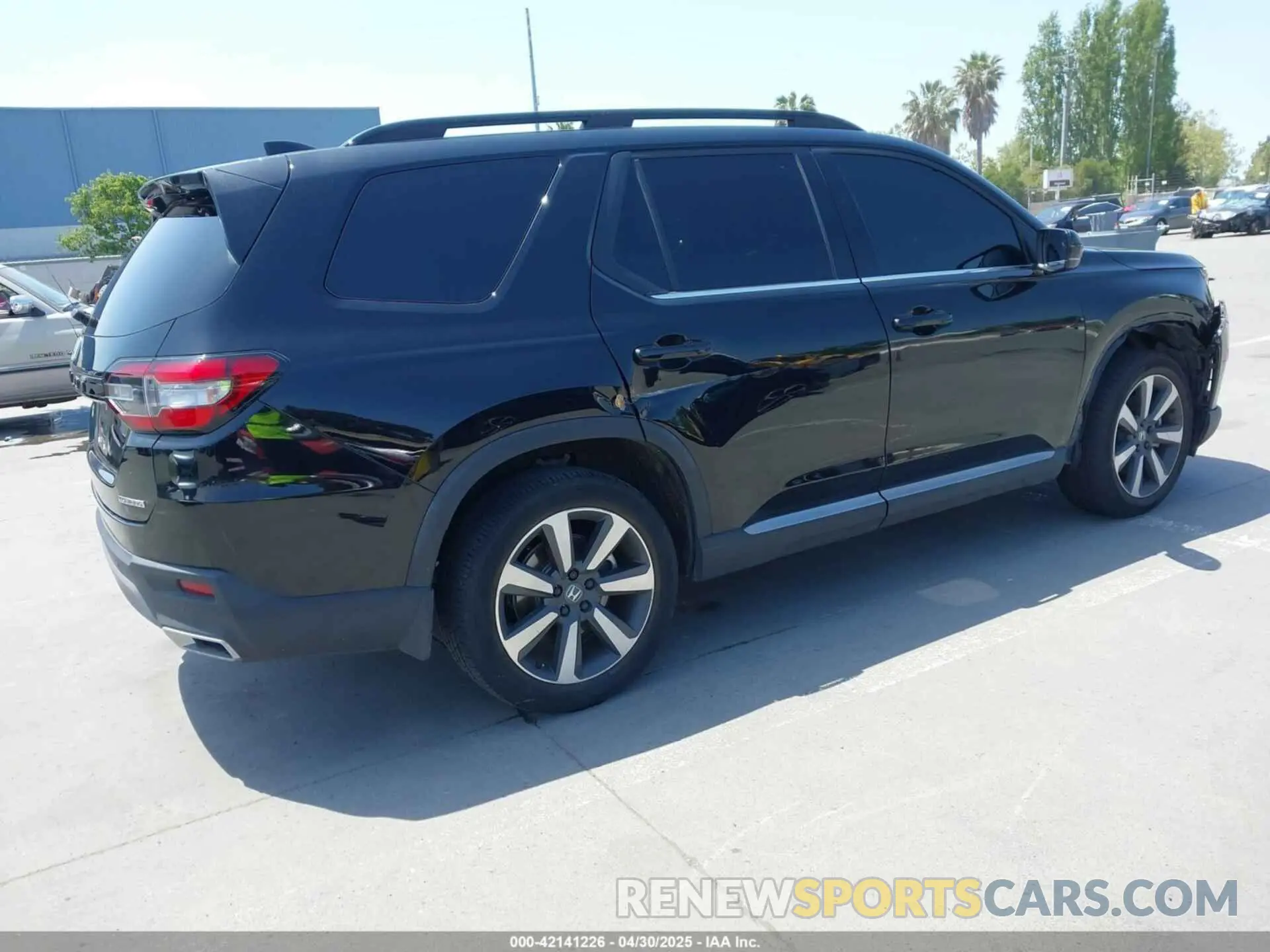 4 Photograph of a damaged car 5FNYG1H75RB038618 HONDA PILOT 2024