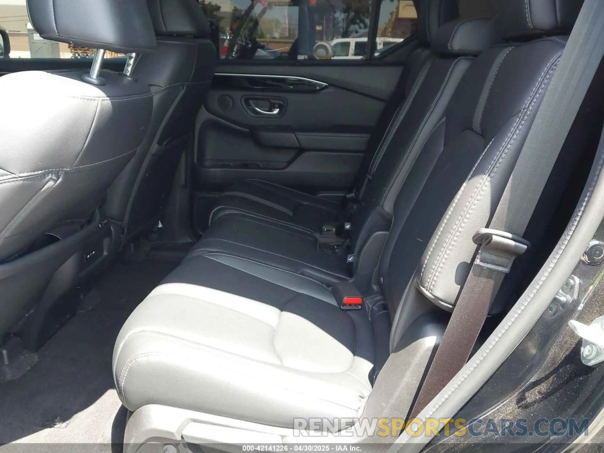 8 Photograph of a damaged car 5FNYG1H75RB038618 HONDA PILOT 2024