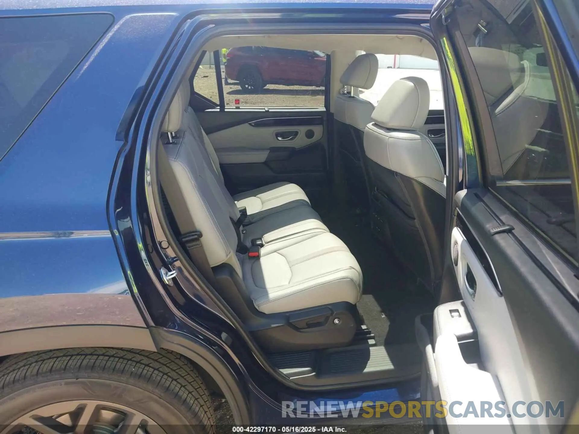 8 Photograph of a damaged car 5FNYG1H76RB026803 HONDA PILOT 2024