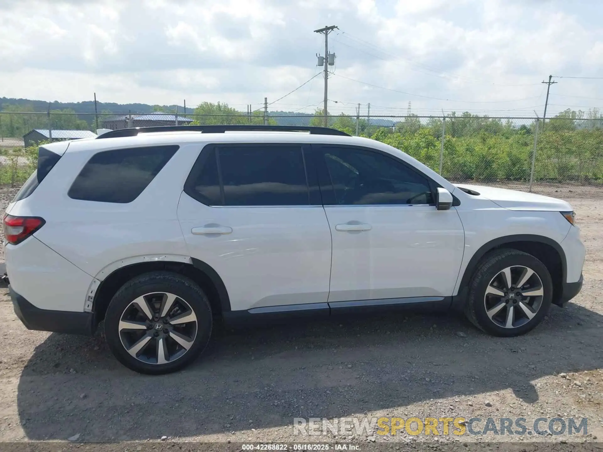 14 Photograph of a damaged car 5FNYG1H78RB018475 HONDA PILOT 2024