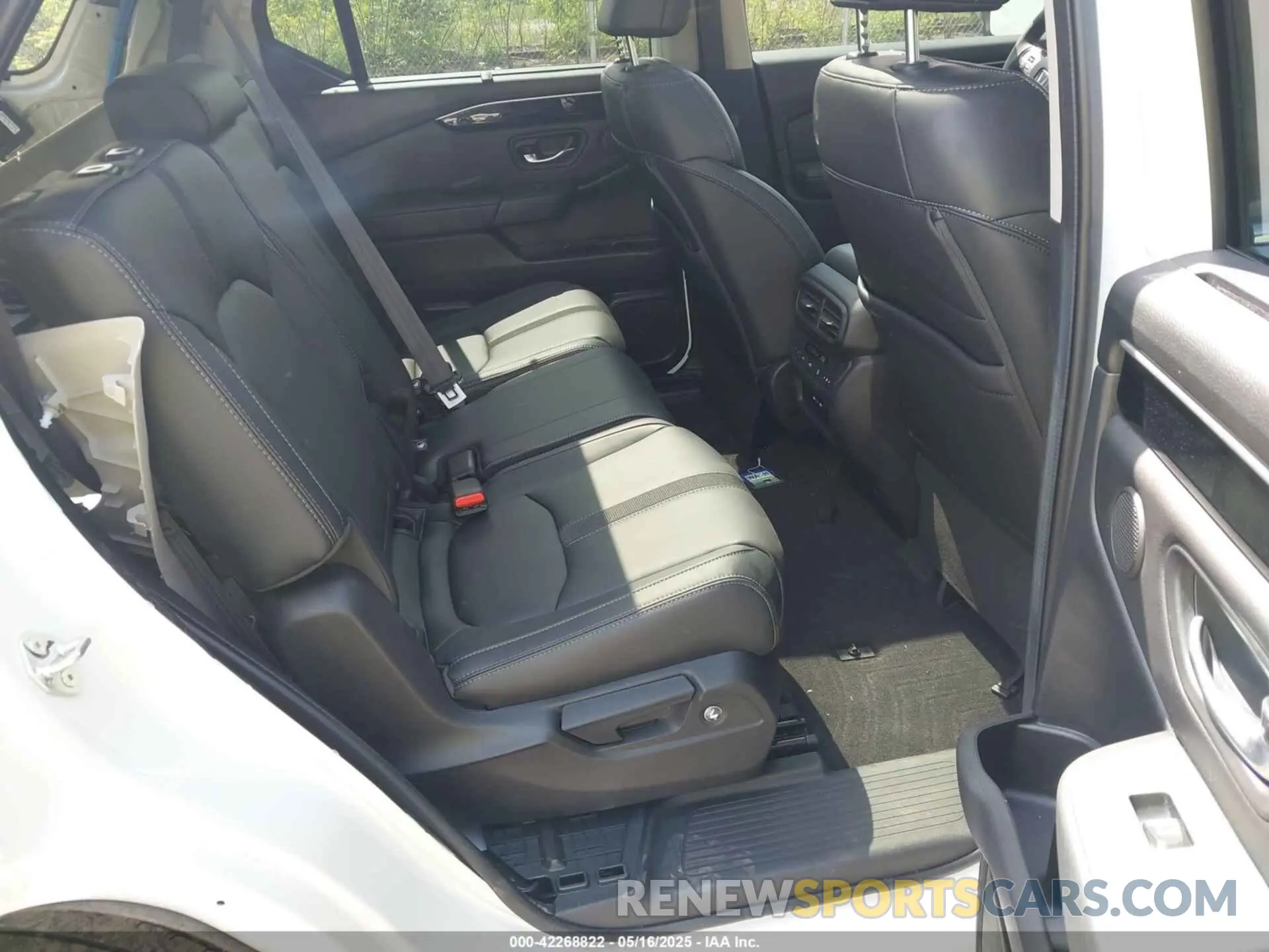 8 Photograph of a damaged car 5FNYG1H78RB018475 HONDA PILOT 2024