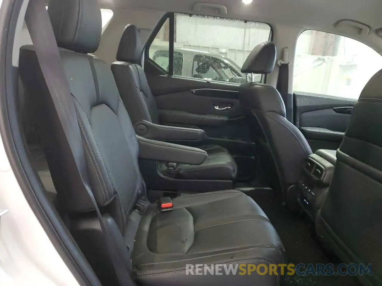11 Photograph of a damaged car 5FNYG2H51RB012747 HONDA PILOT 2024