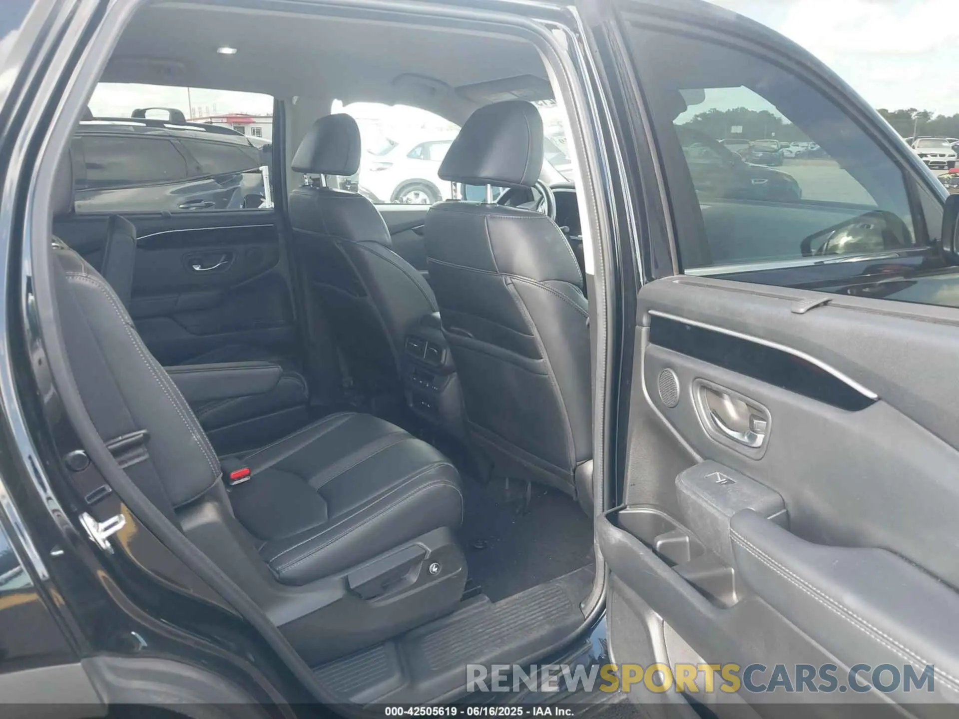 8 Photograph of a damaged car 5FNYG2H53RB011244 HONDA PILOT 2024