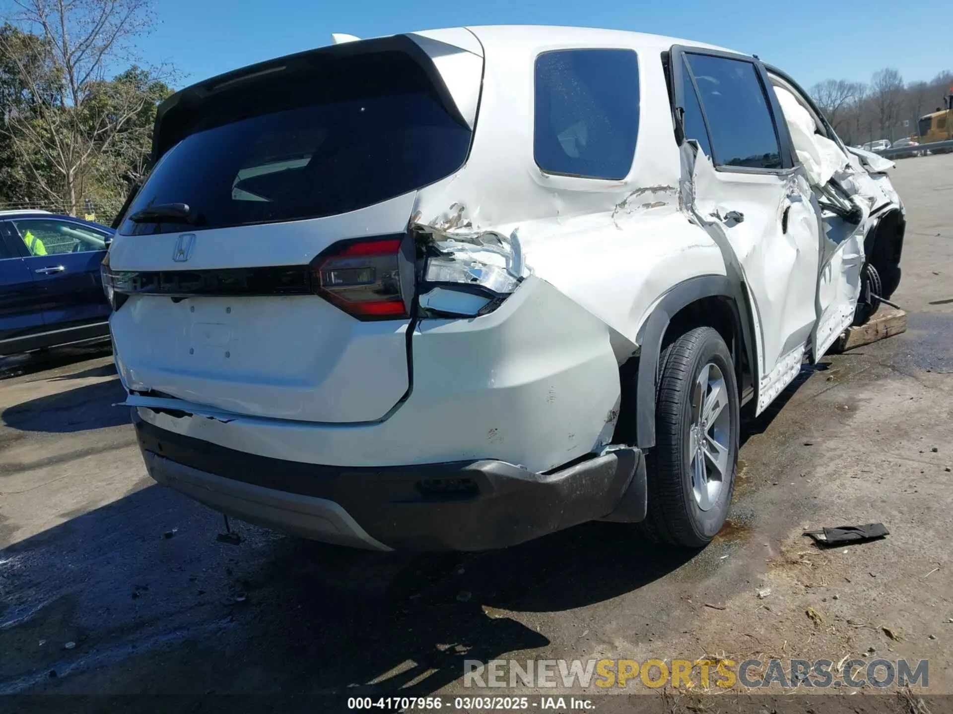 4 Photograph of a damaged car 5FNYG2H57RB001333 HONDA PILOT 2024