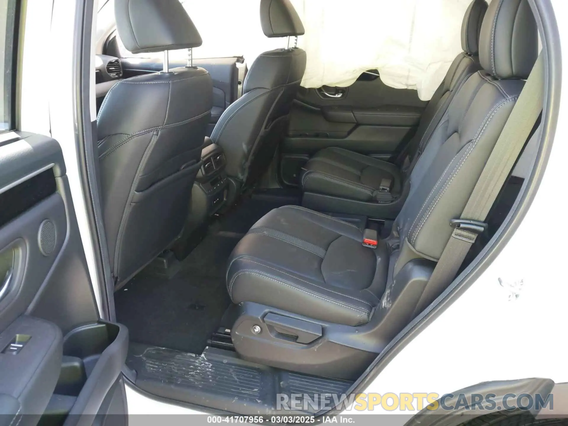 8 Photograph of a damaged car 5FNYG2H57RB001333 HONDA PILOT 2024