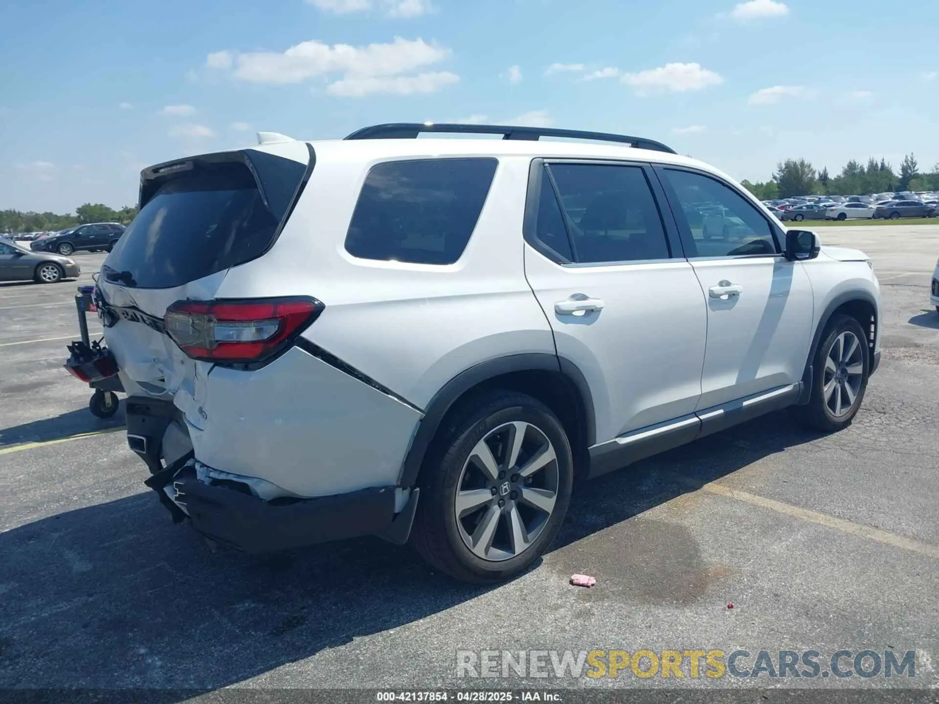 4 Photograph of a damaged car 5FNYG2H72RB016937 HONDA PILOT 2024