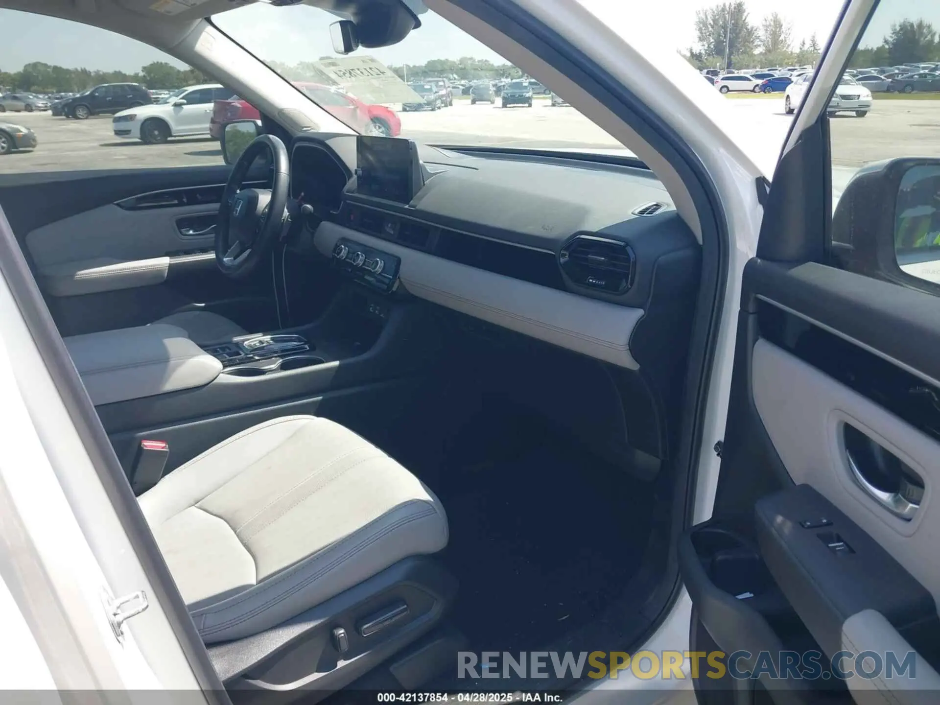 5 Photograph of a damaged car 5FNYG2H72RB016937 HONDA PILOT 2024