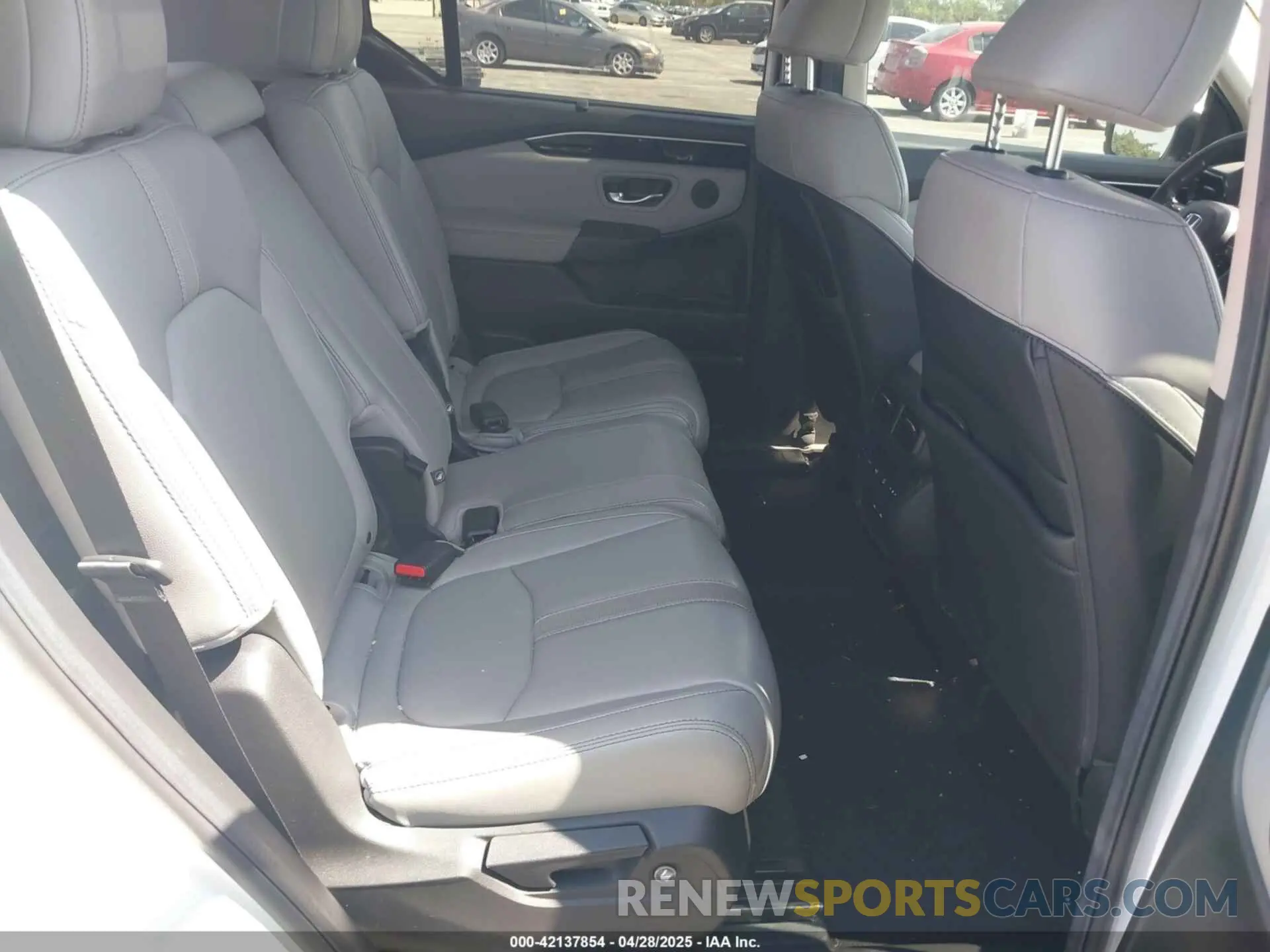8 Photograph of a damaged car 5FNYG2H72RB016937 HONDA PILOT 2024