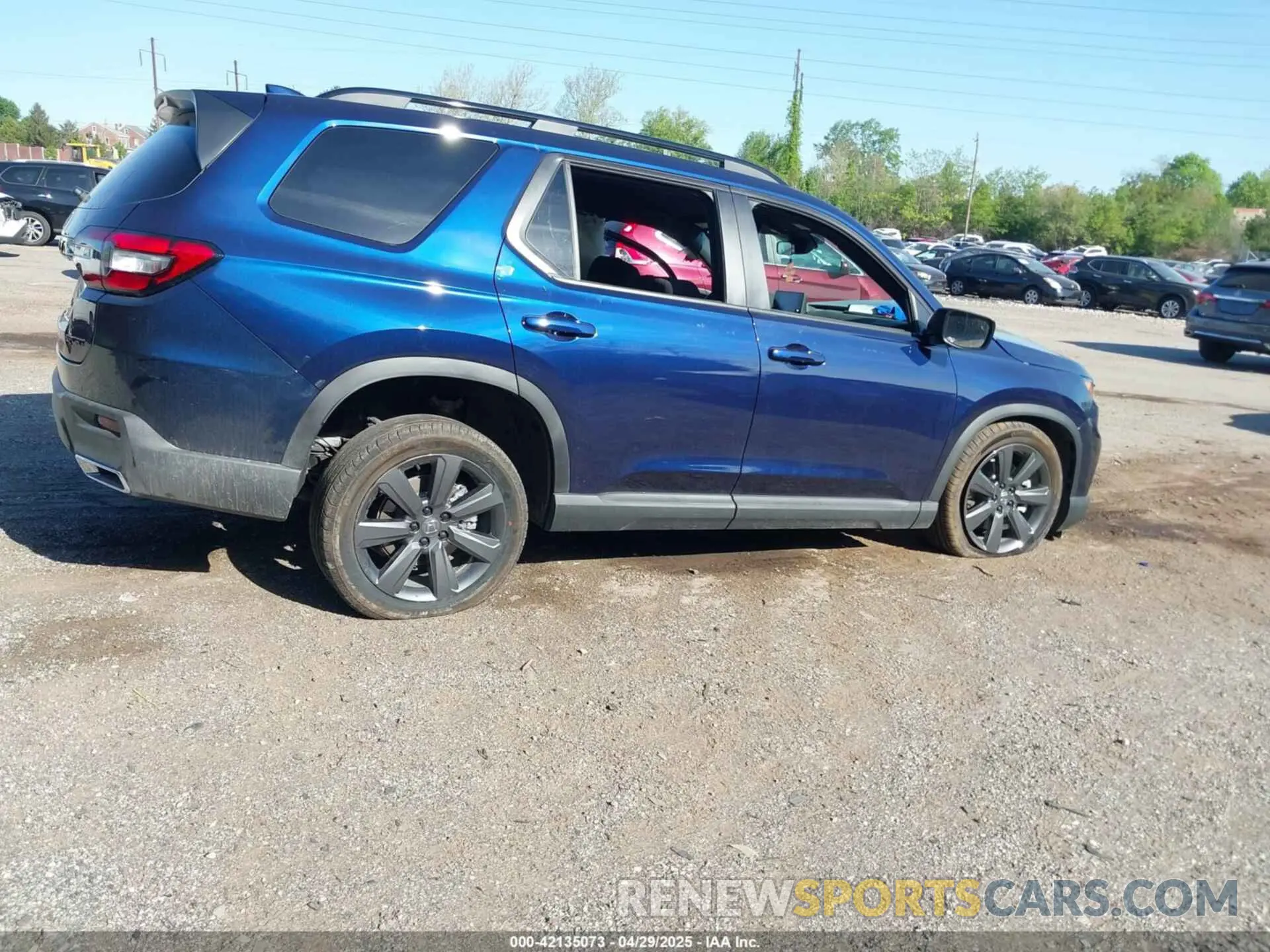 4 Photograph of a damaged car 5FNYG1H30SB100980 HONDA PILOT 2025