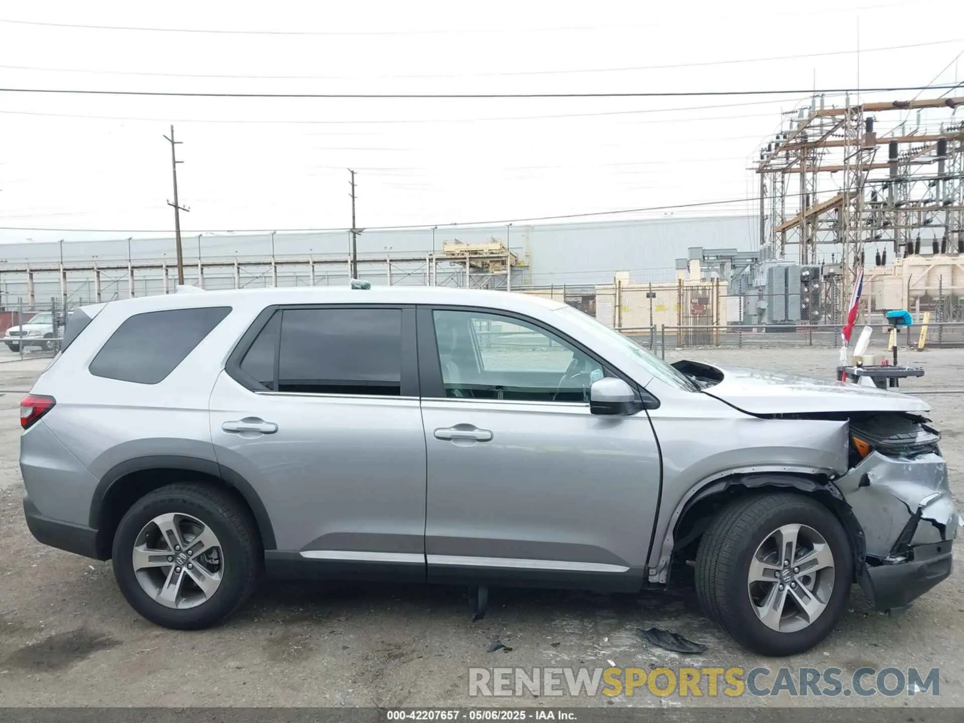 13 Photograph of a damaged car 5FNYG1H45SB028702 HONDA PILOT 2025