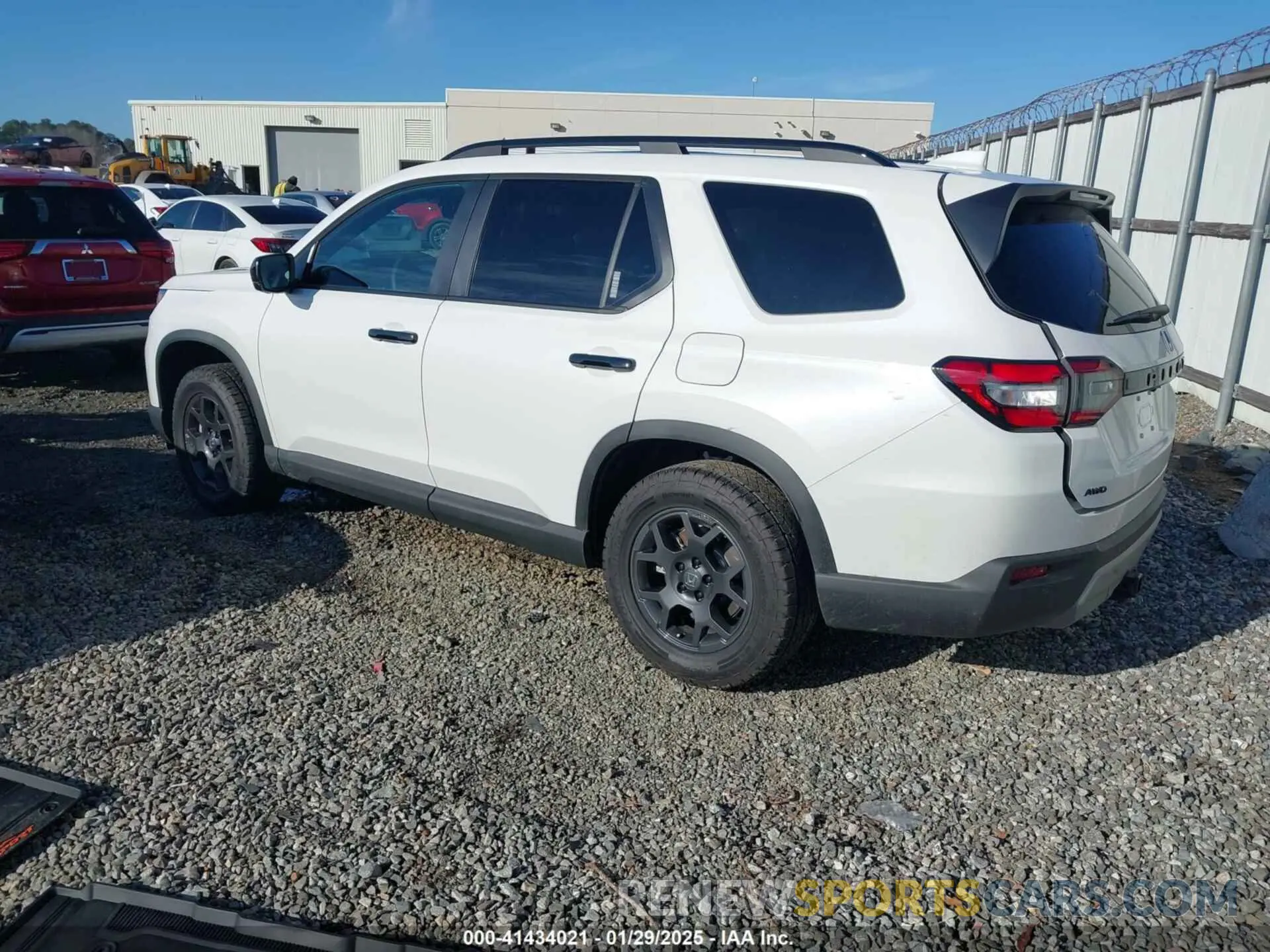 3 Фотография поврежденного автомобиля 5FNYG1H63SB051817 HONDA PILOT 2025