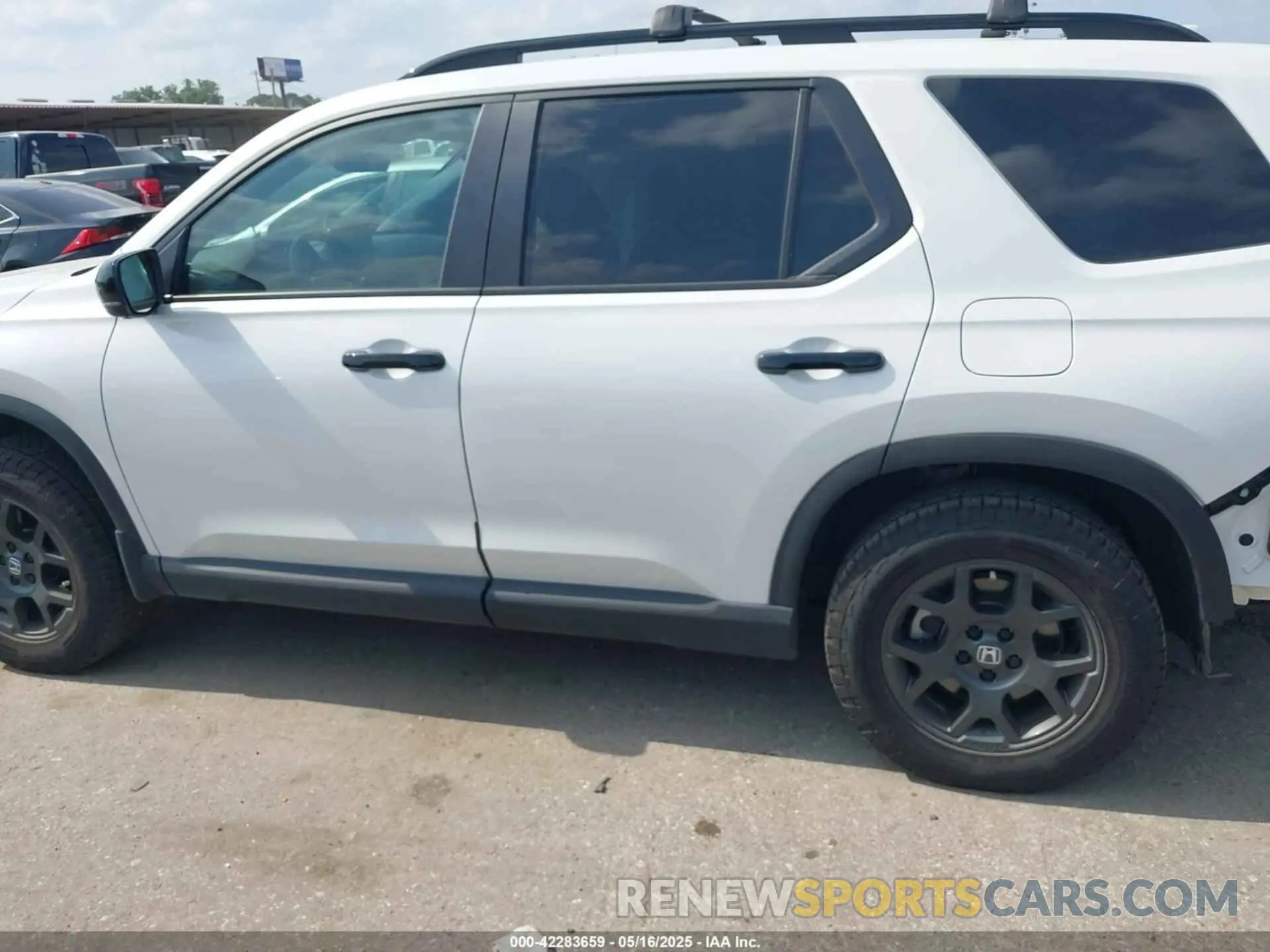 15 Photograph of a damaged car 5FNYG1H6XSB073135 HONDA PILOT 2025