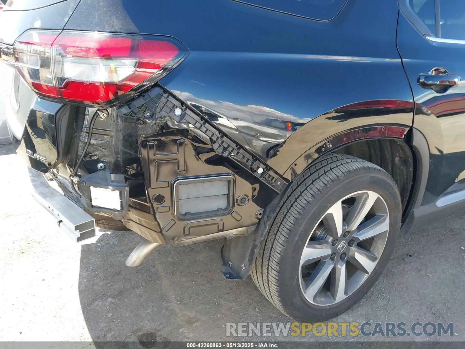 18 Photograph of a damaged car 5FNYG1H86SB005190 HONDA PILOT 2025