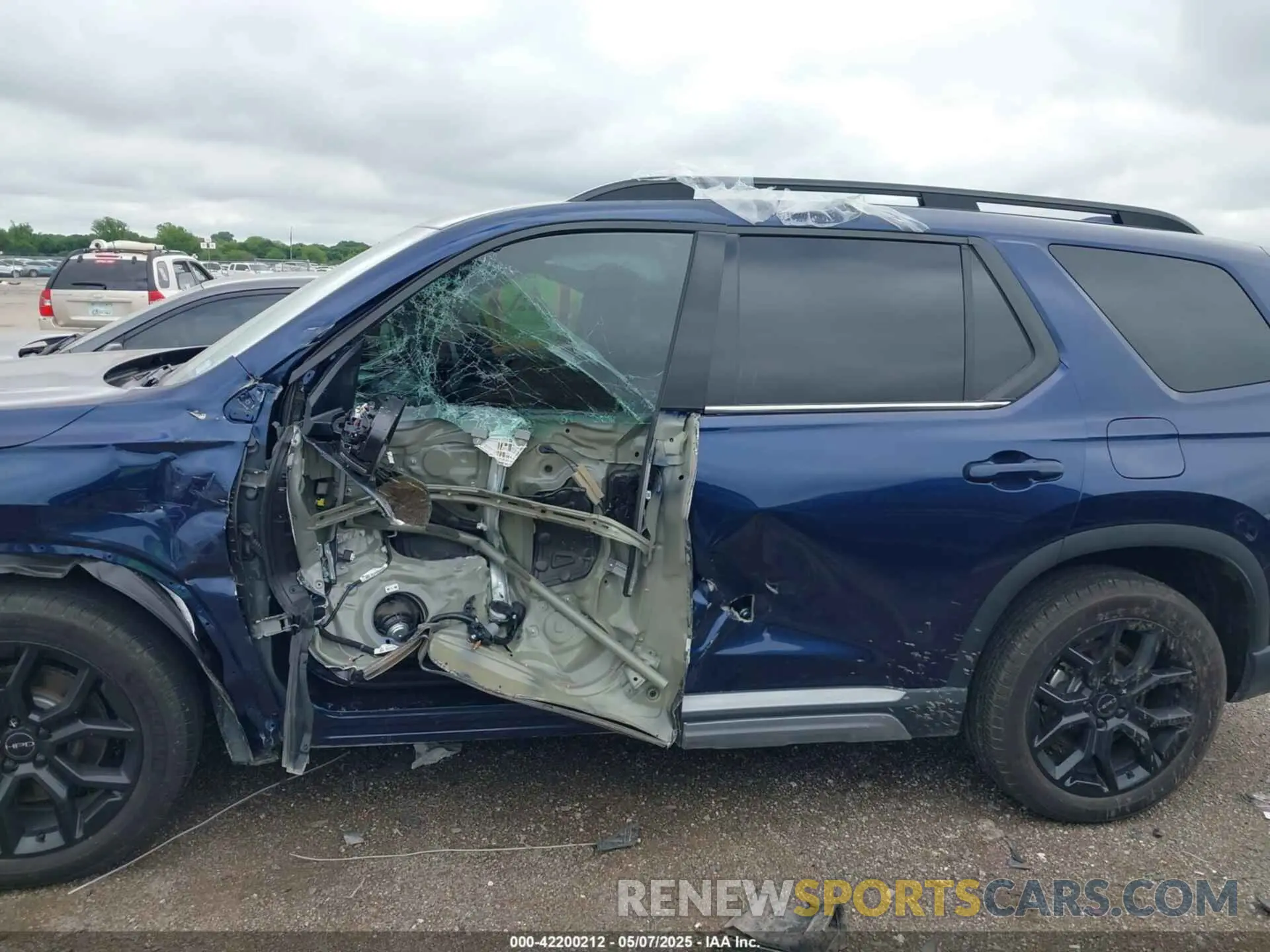 14 Photograph of a damaged car 5FNYG1H87SB025397 HONDA PILOT 2025
