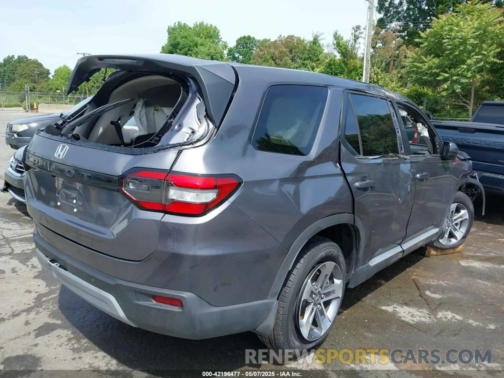 4 Photograph of a damaged car 5FNYG2H49SB014386 HONDA PILOT 2025
