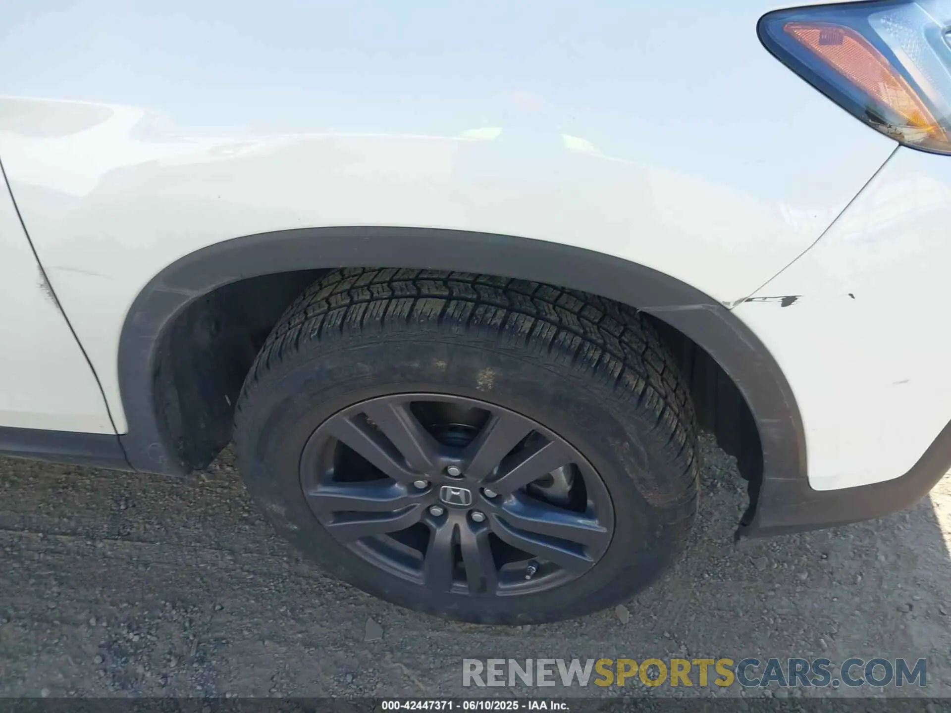 18 Photograph of a damaged car 5FPYK3F14KB045761 HONDA RIDGELINE 2019