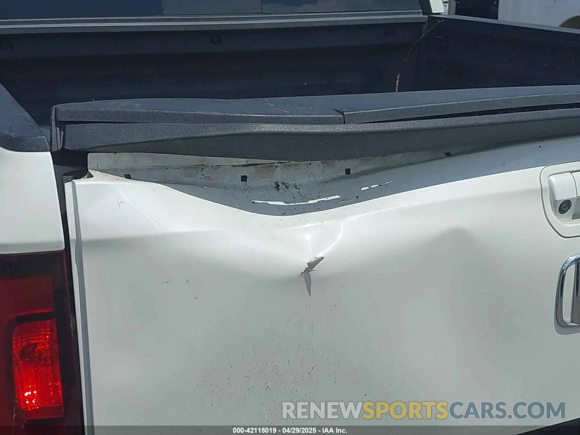 19 Photograph of a damaged car 5FPYK3F77KB021667 HONDA RIDGELINE 2019
