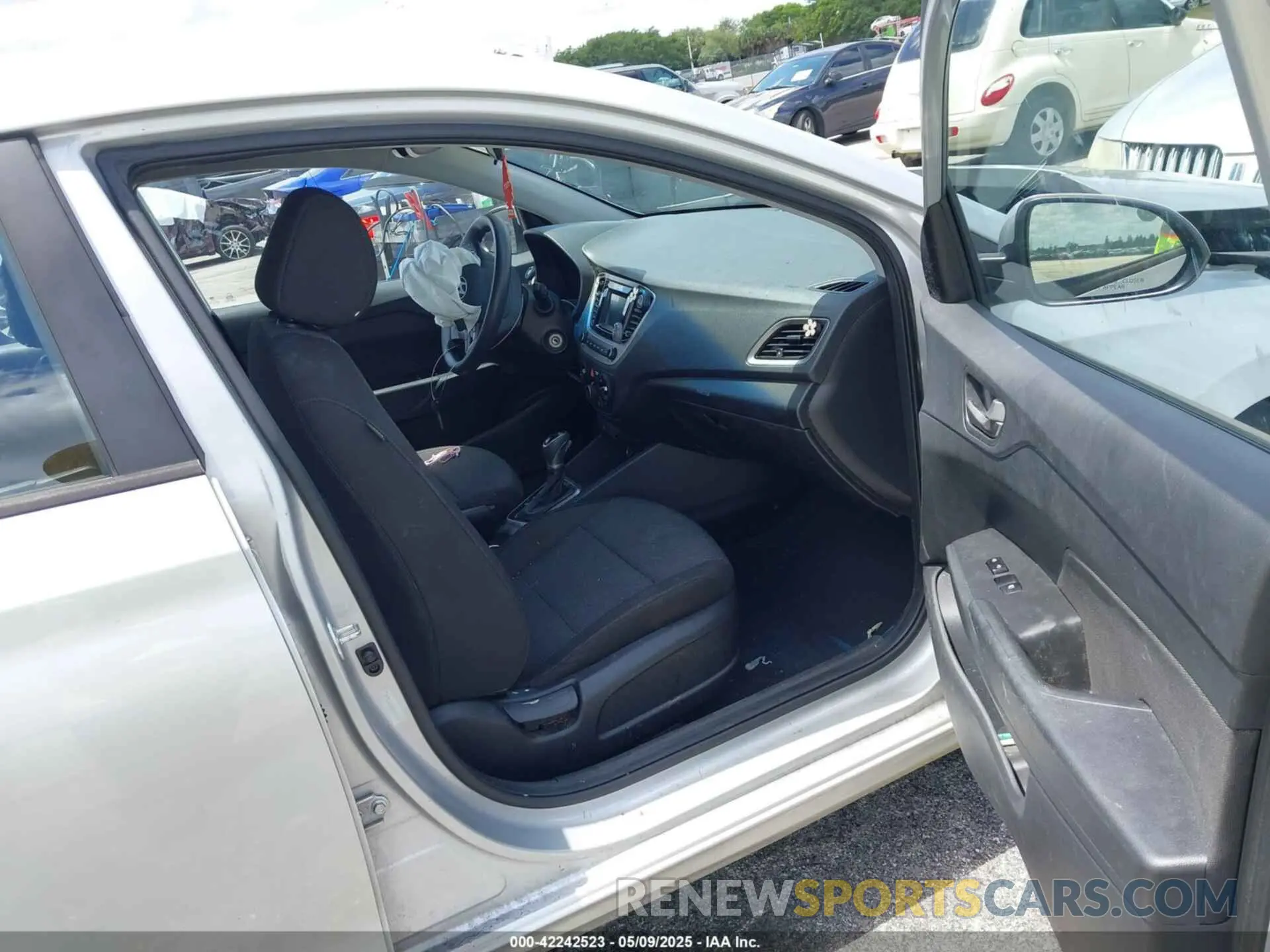 5 Photograph of a damaged car 3KPC24A32KE057947 HYUNDAI ACCENT 2019