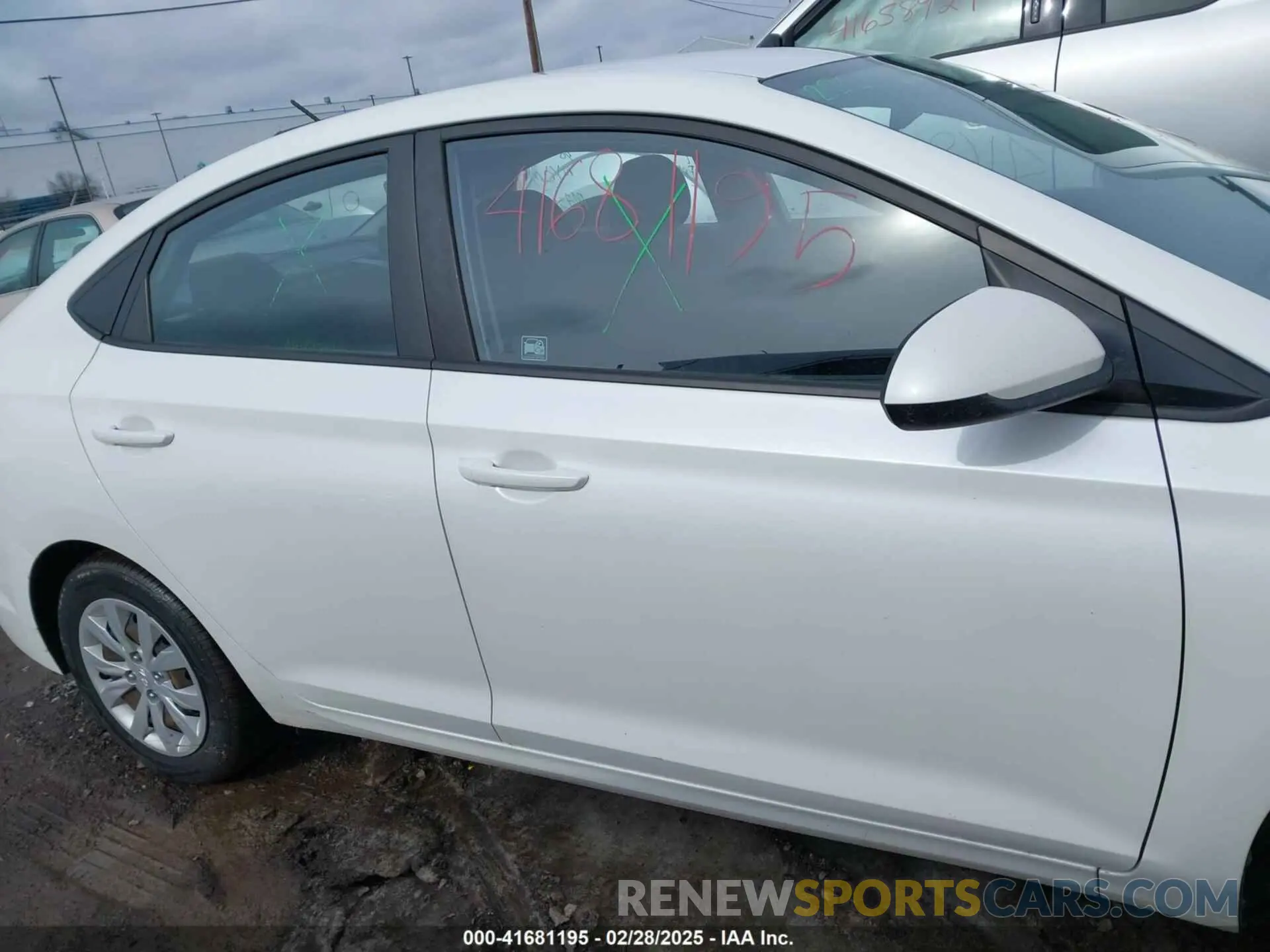 13 Photograph of a damaged car 3KPC24A32KE058001 HYUNDAI ACCENT 2019