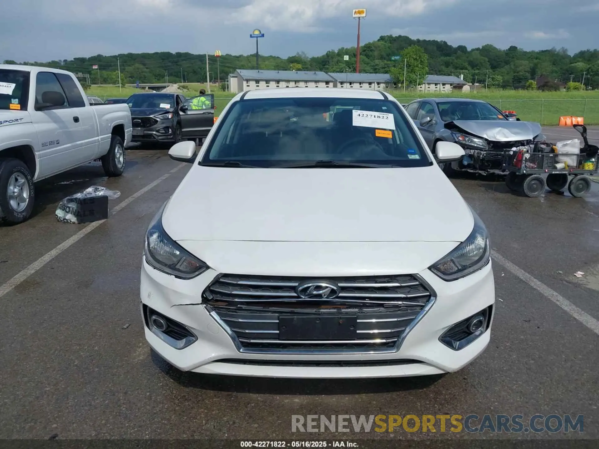 12 Photograph of a damaged car 3KPC24A3XKE041365 HYUNDAI ACCENT 2019