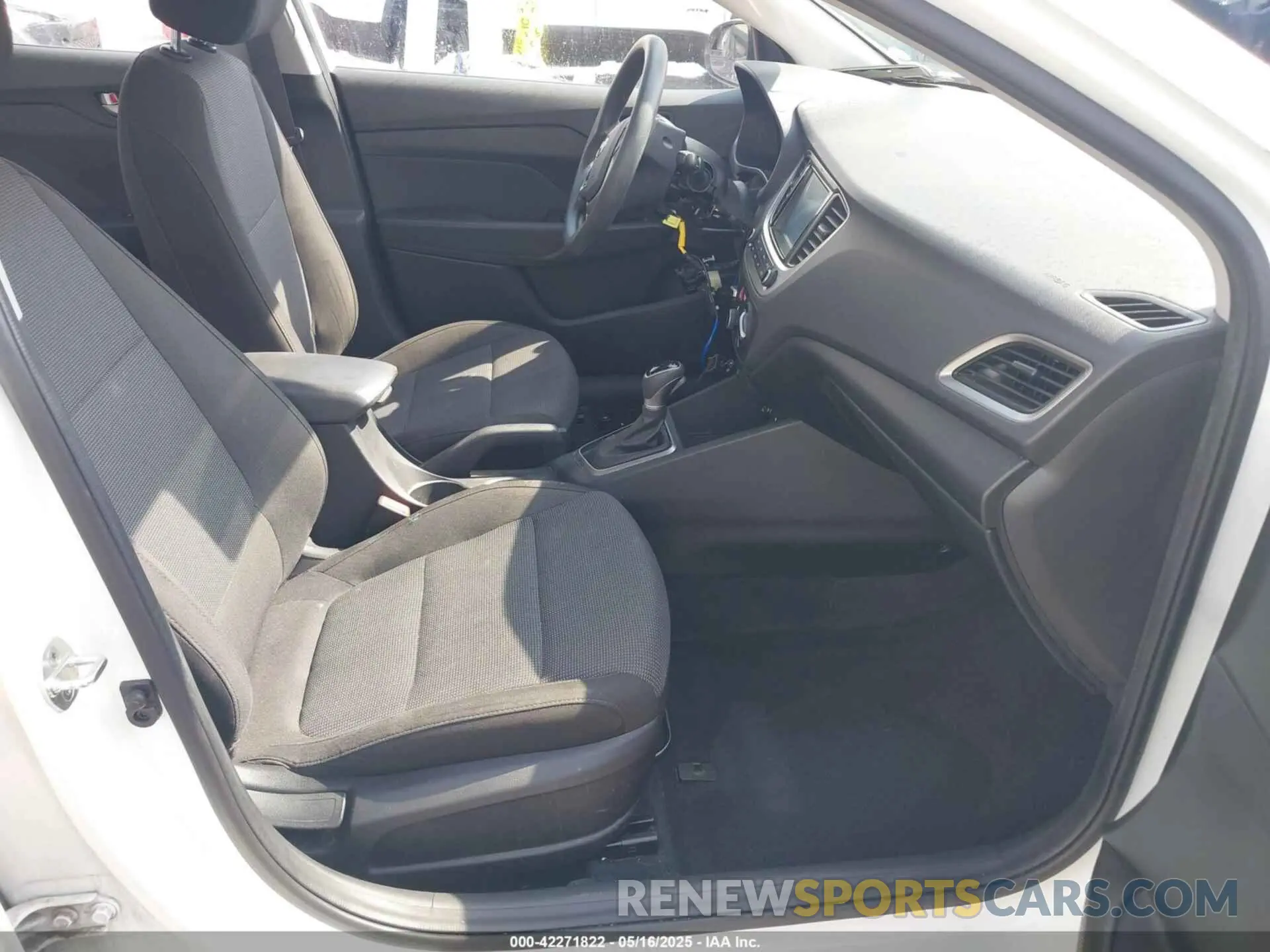 5 Photograph of a damaged car 3KPC24A3XKE041365 HYUNDAI ACCENT 2019