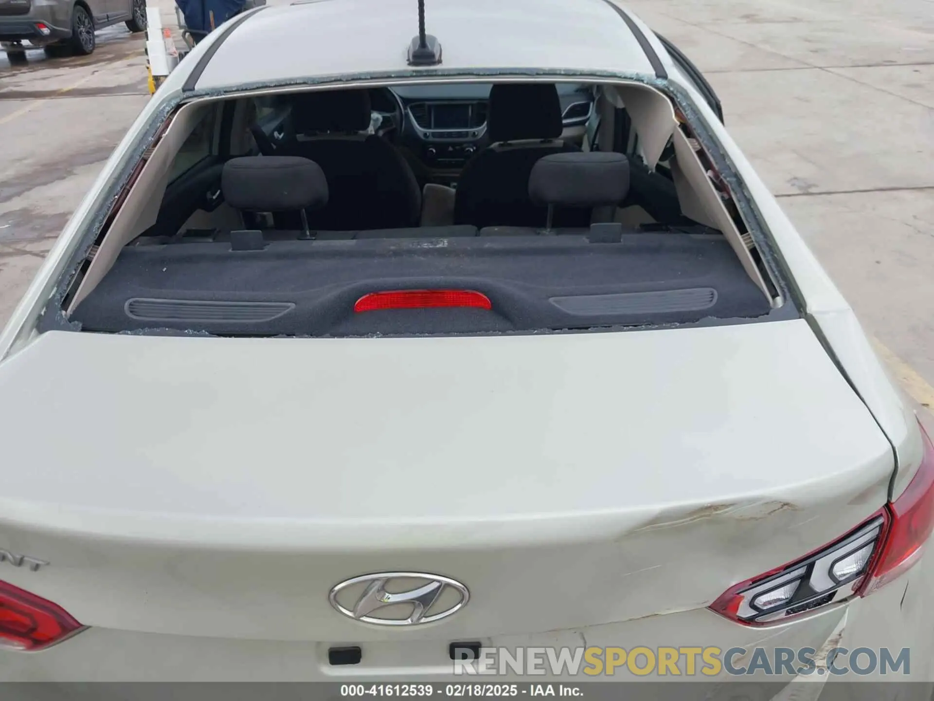 18 Photograph of a damaged car 3KPC34A3XKE046370 HYUNDAI ACCENT 2019