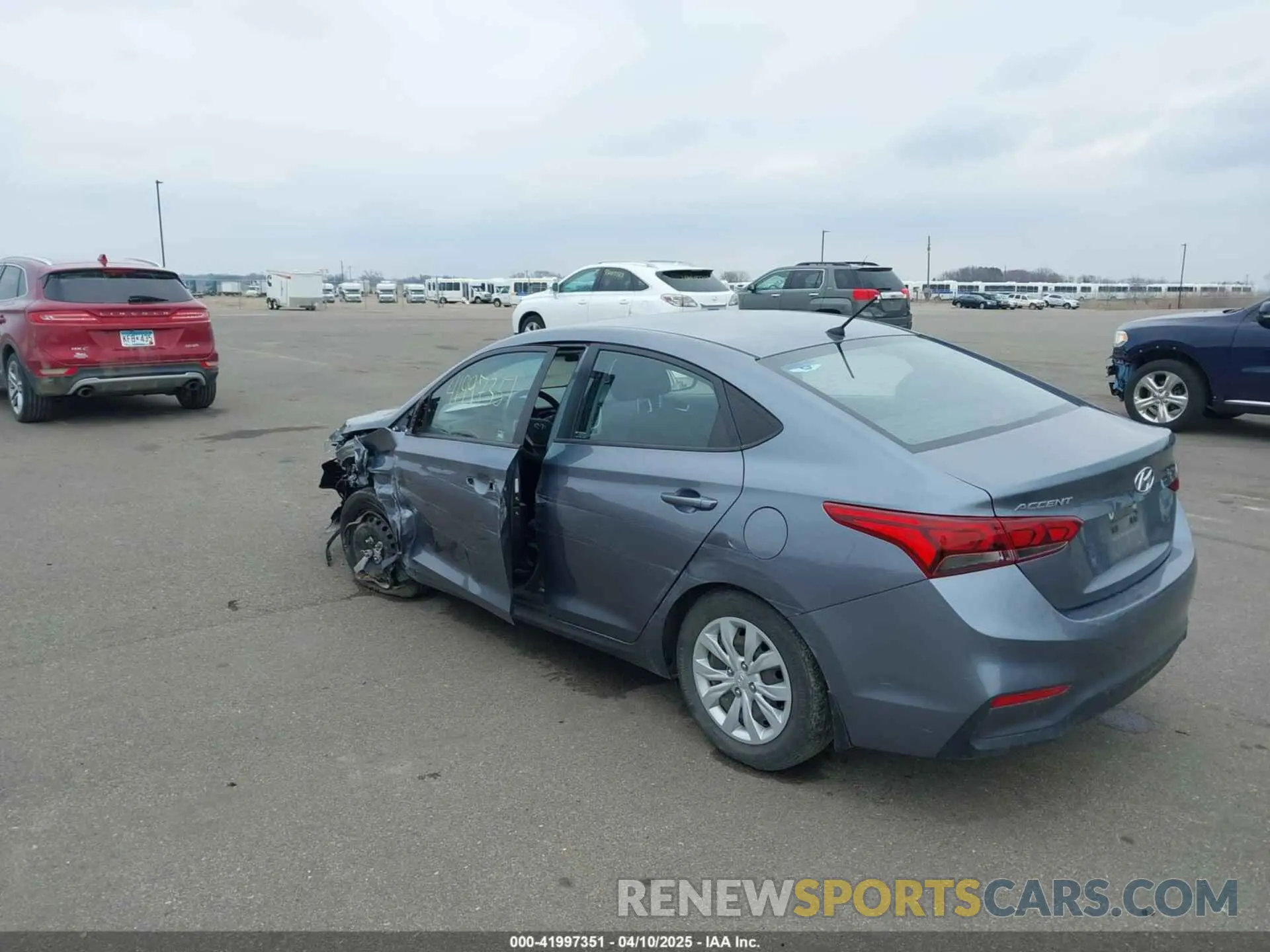 3 Фотография поврежденного автомобиля 3KPC24A61LE096847 HYUNDAI ACCENT 2020