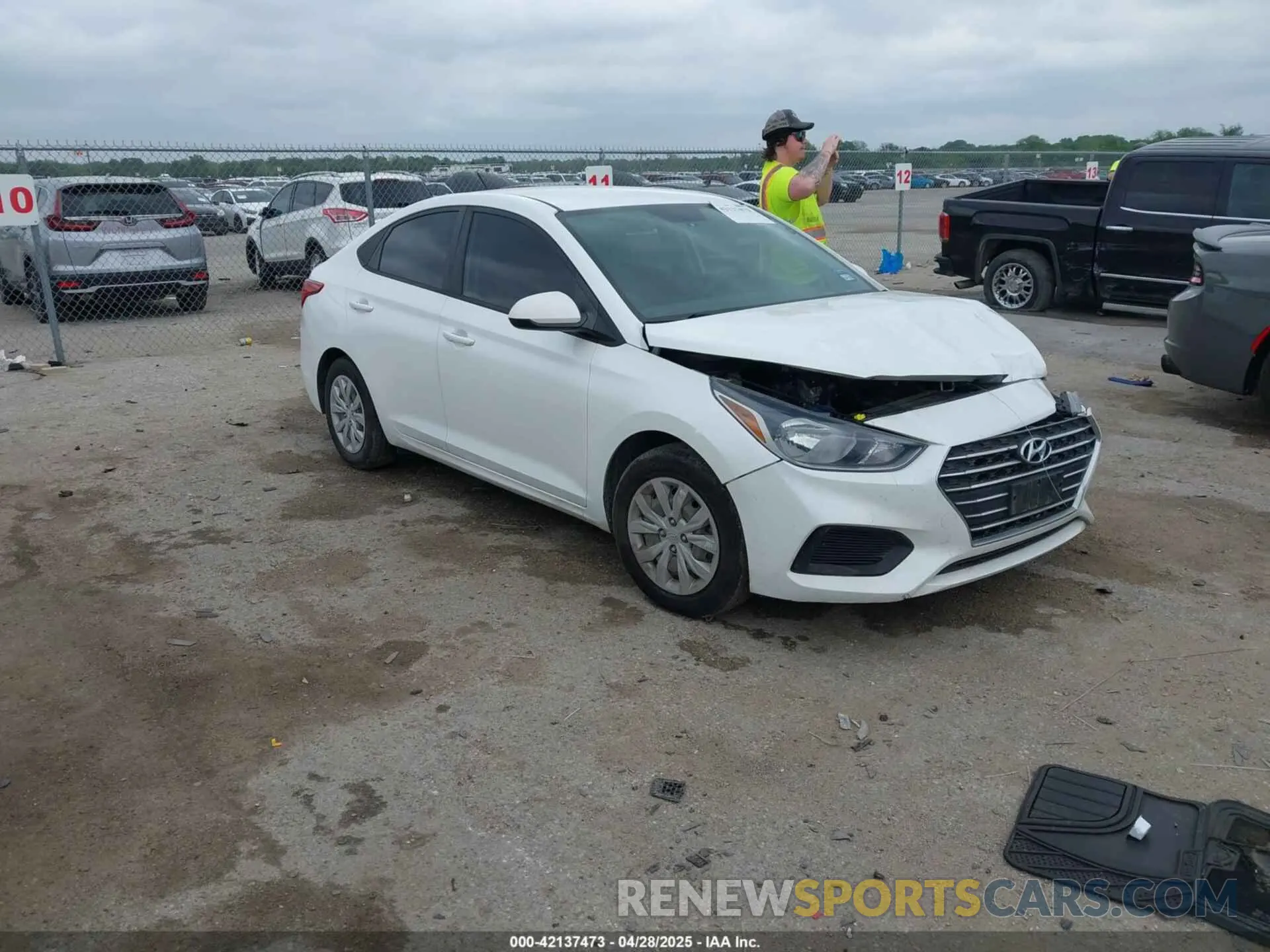1 Photograph of a damaged car 3KPC24A61LE114828 HYUNDAI ACCENT 2020