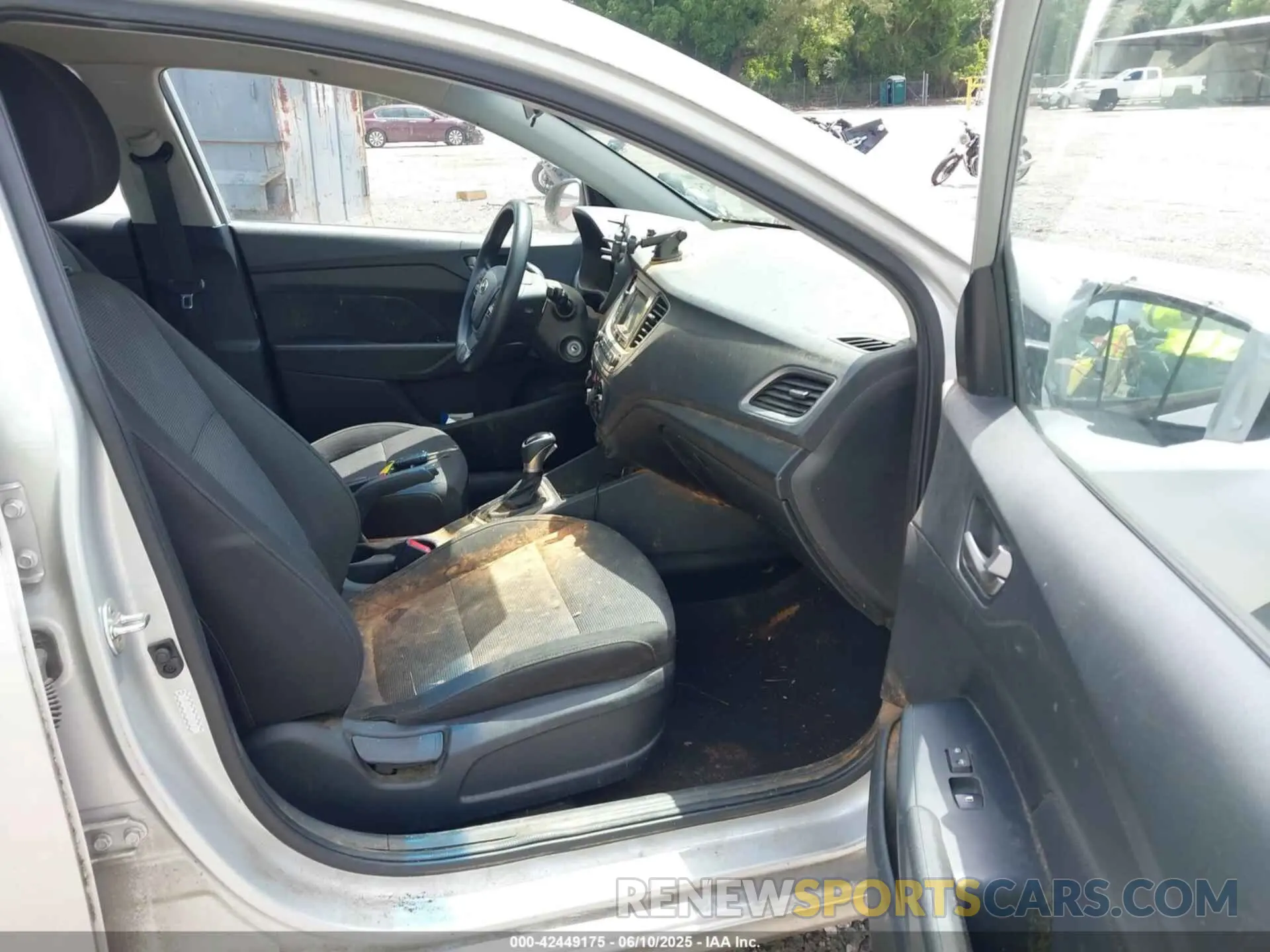 5 Photograph of a damaged car 3KPC24A6XLE106727 HYUNDAI ACCENT 2020