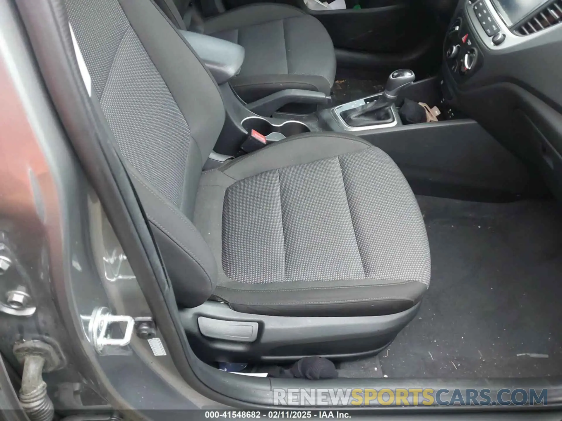 5 Photograph of a damaged car 3KPC24A62ME144938 HYUNDAI ACCENT 2021