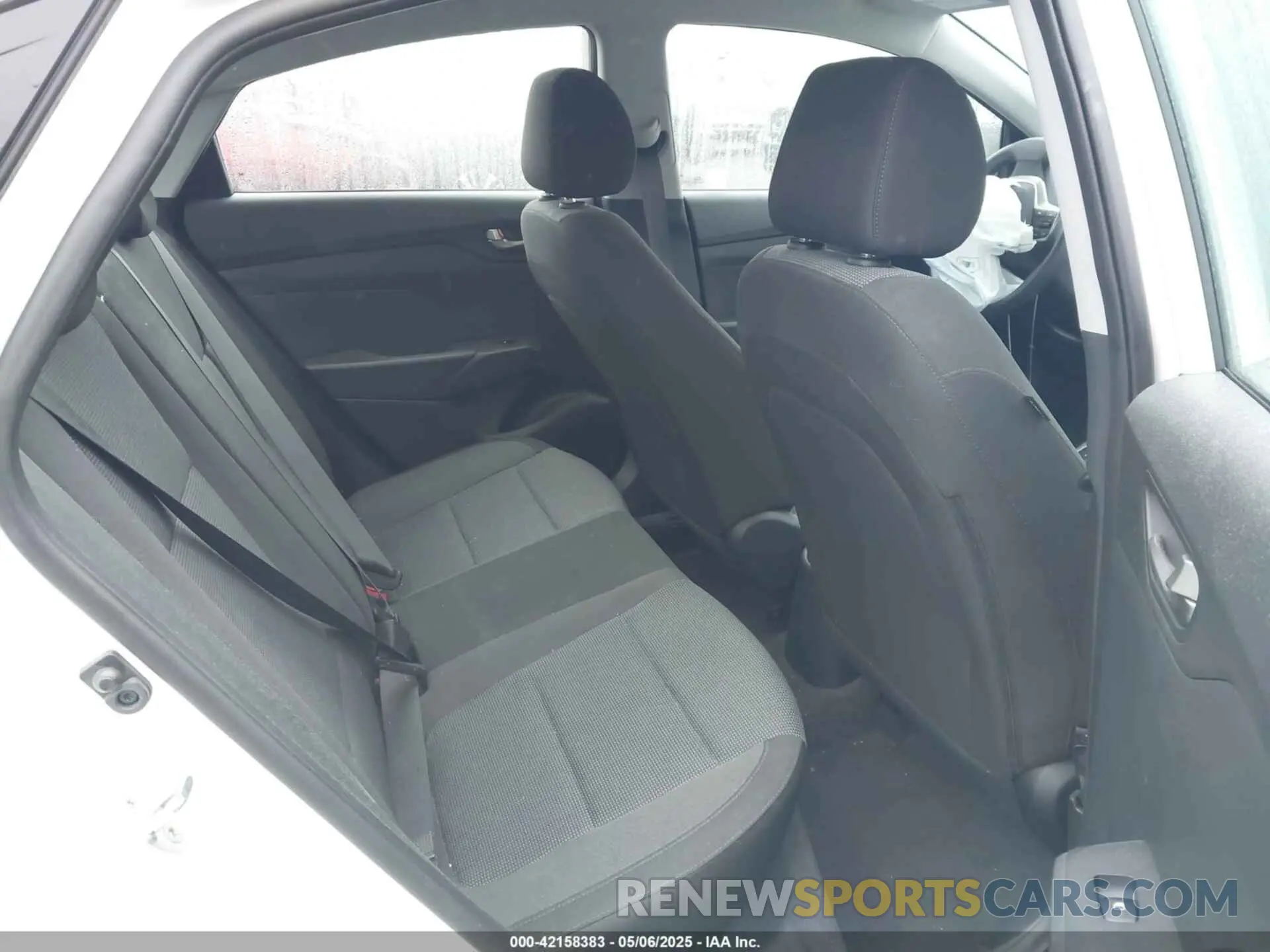 8 Photograph of a damaged car 3KPC24A63ME152837 HYUNDAI ACCENT 2021